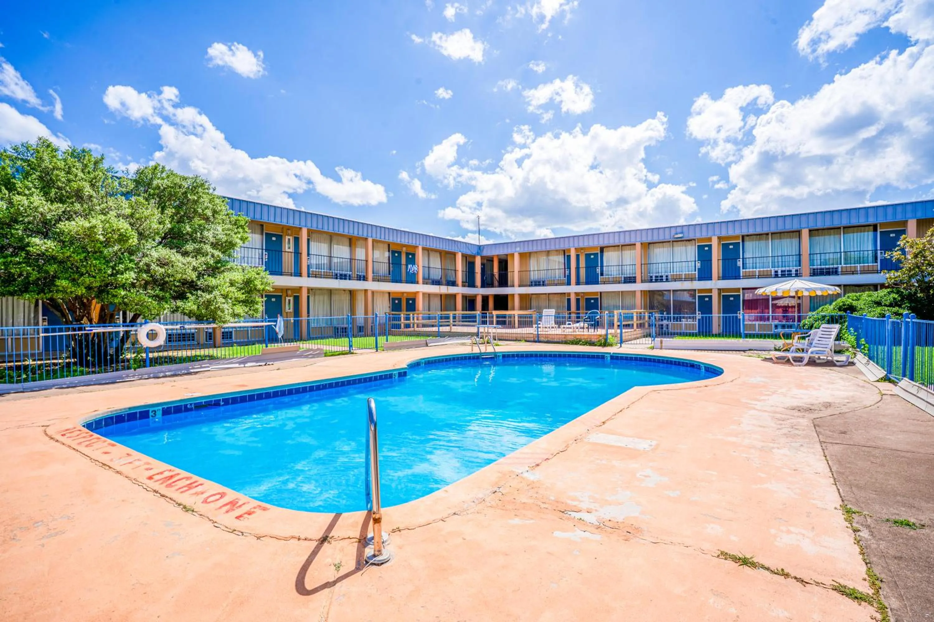 Swimming pool in Castle inn & suites by OYO Lawton