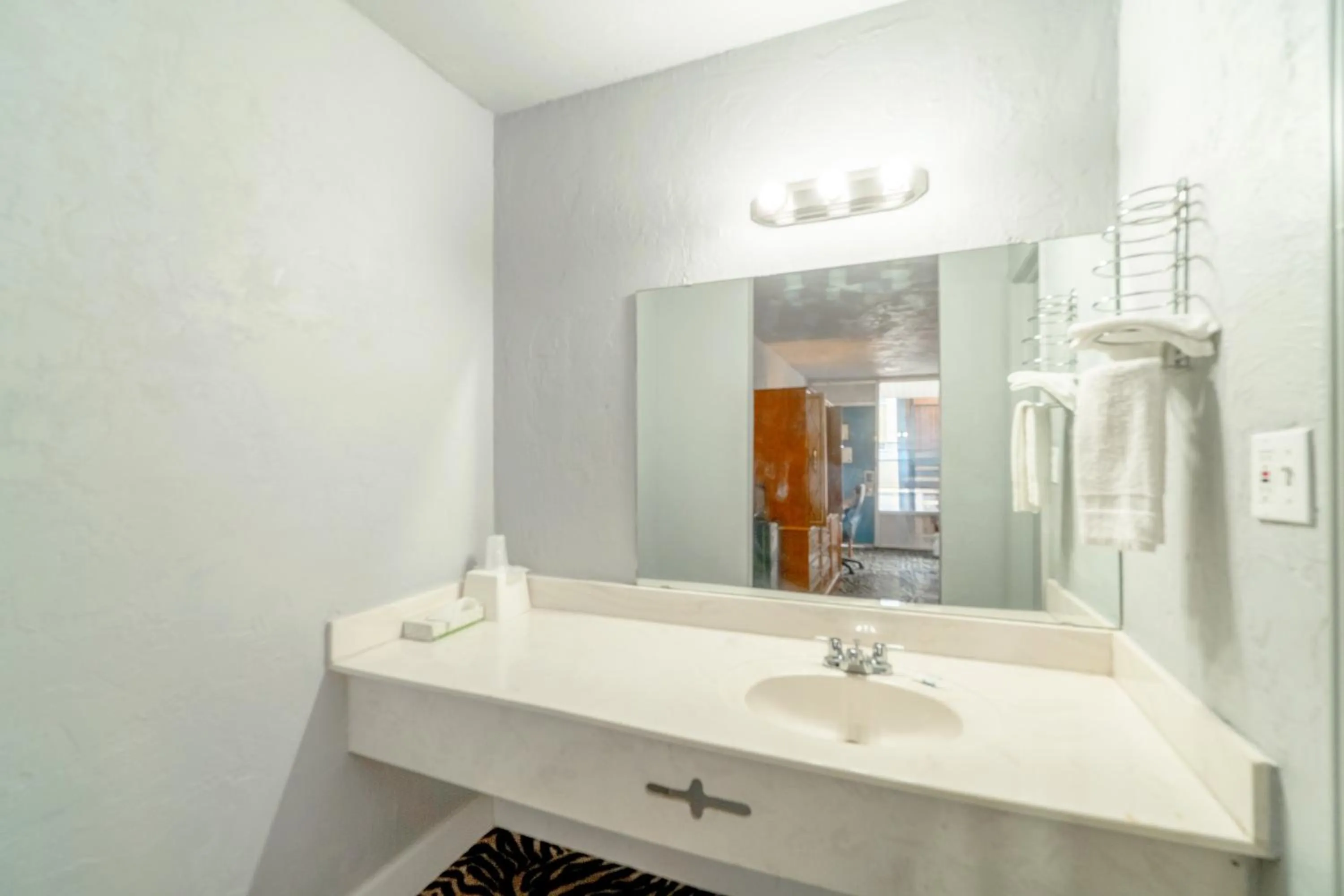 Bathroom in Castle inn & suites by OYO Lawton