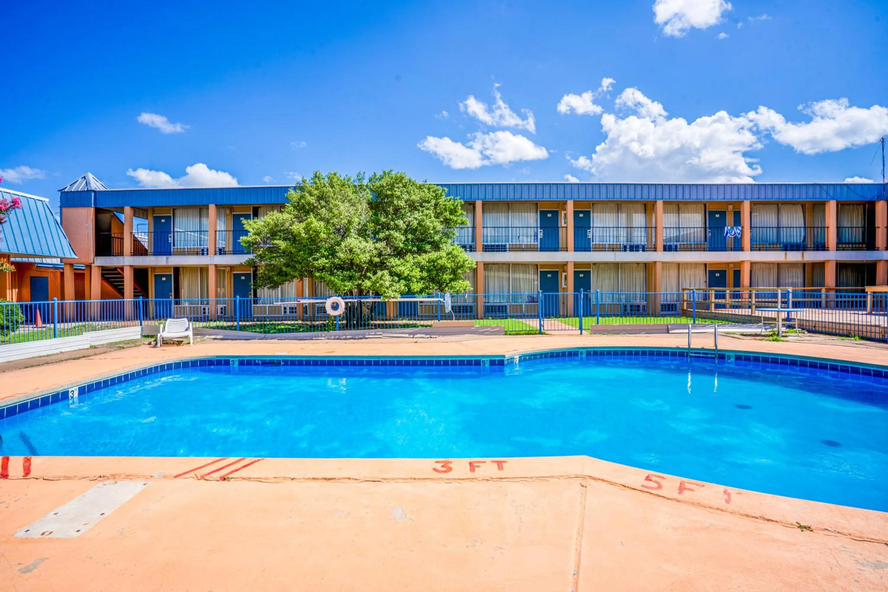 Swimming pool in Castle inn & suites by OYO Lawton