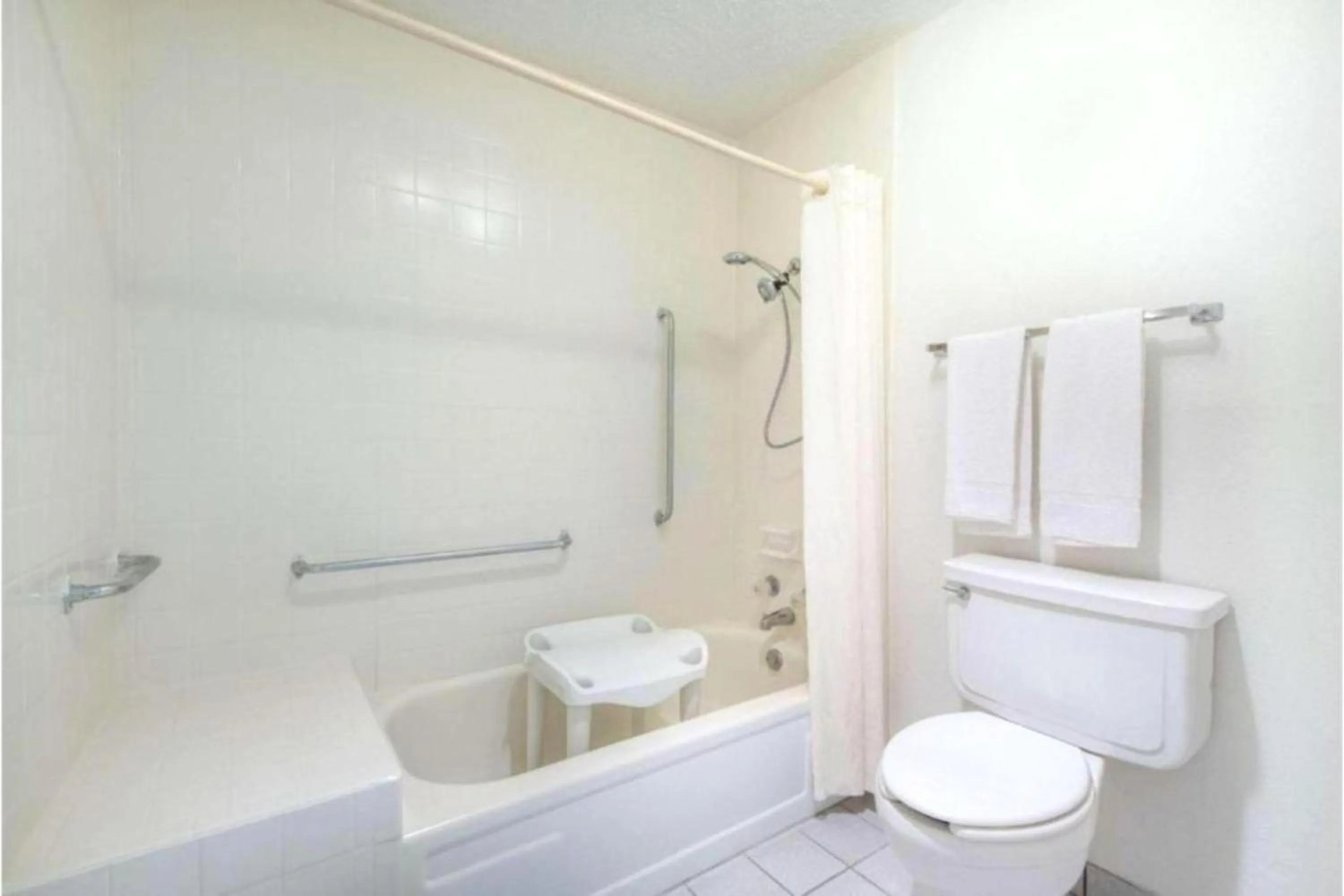 Bathroom in Castle inn & suites by OYO Lawton