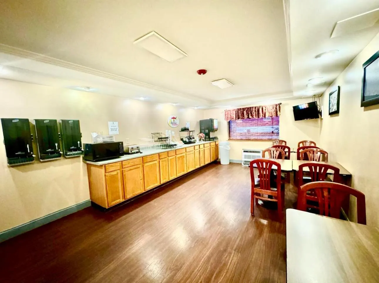 Breakfast in Super 8 by Wyndham Frederick