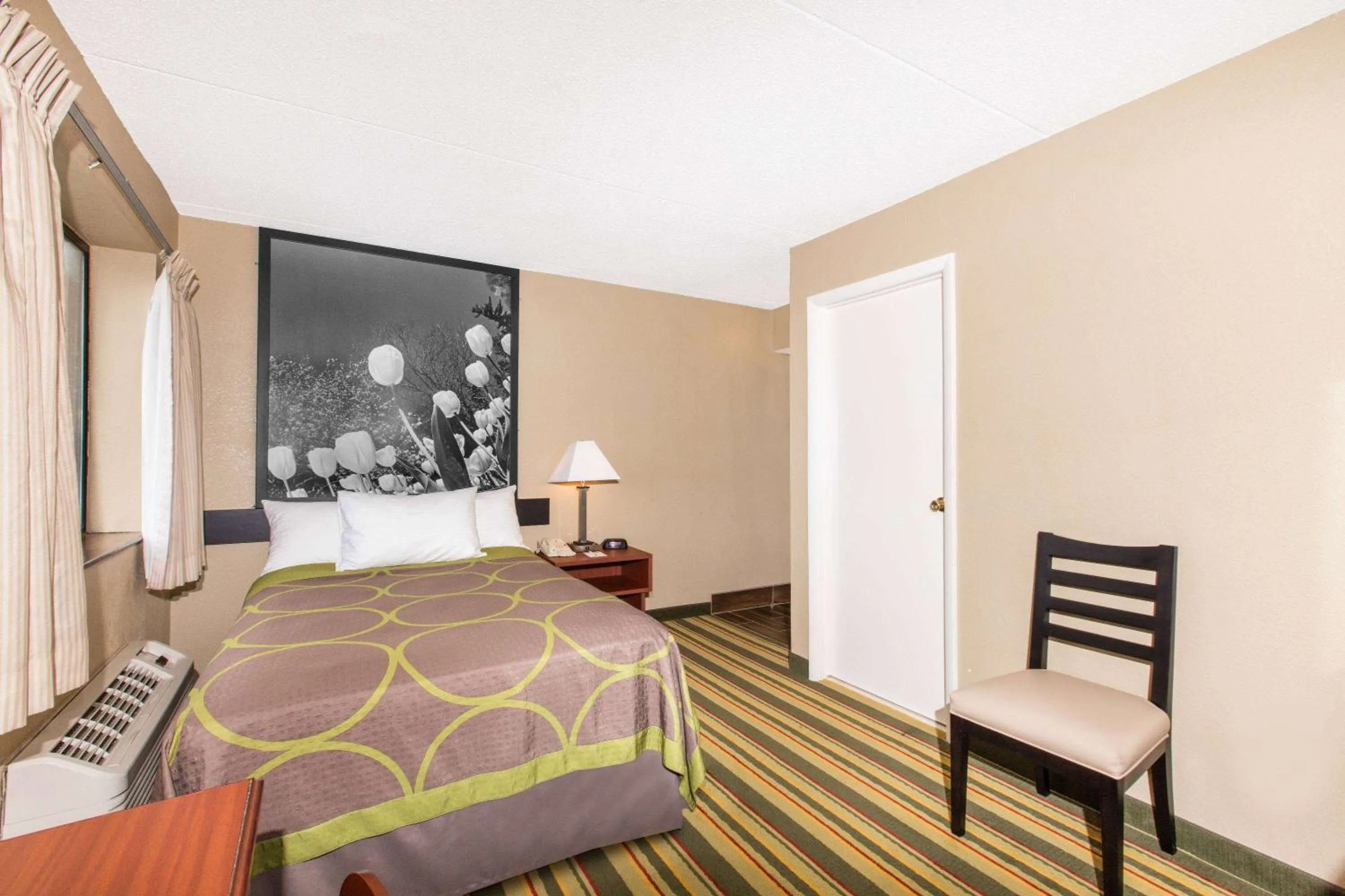 Photo of the whole room in Super 8 by Wyndham Frederick