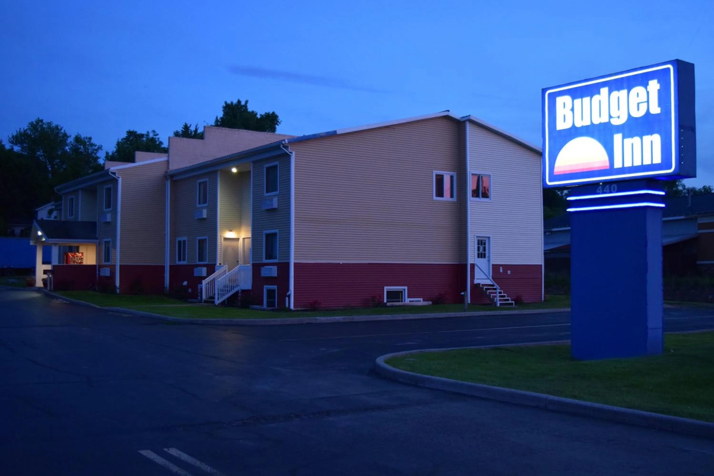 Property building in Budget Inn Ontario