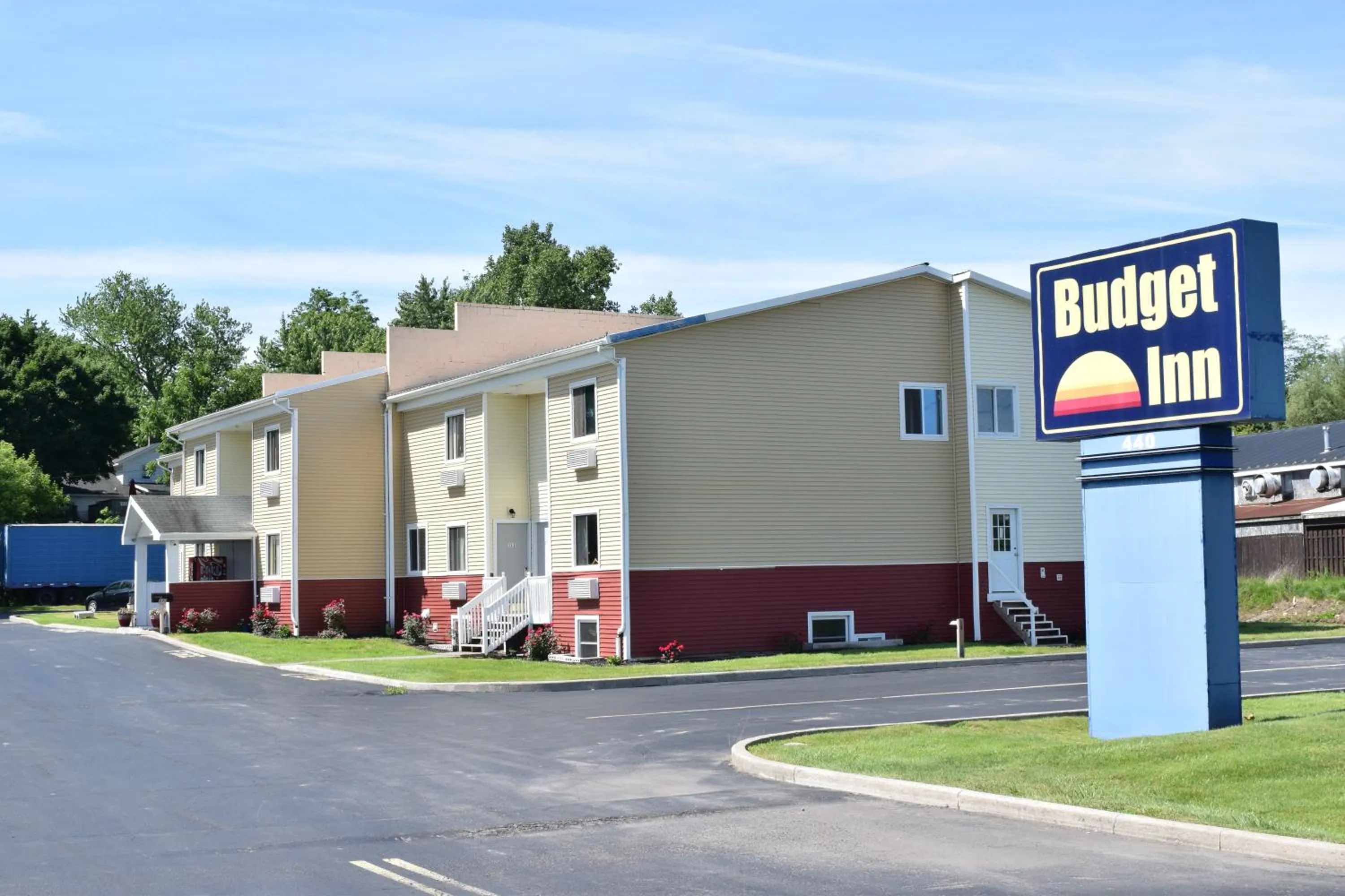 Property building in Budget Inn Ontario