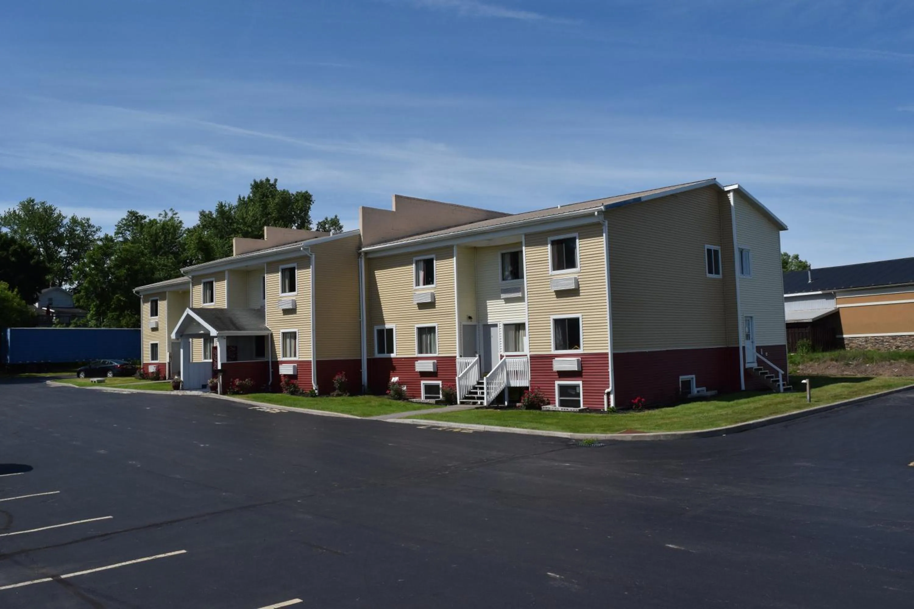 Property building in Budget Inn Ontario