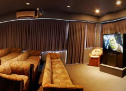 Evening entertainment in Mariner Shores Club