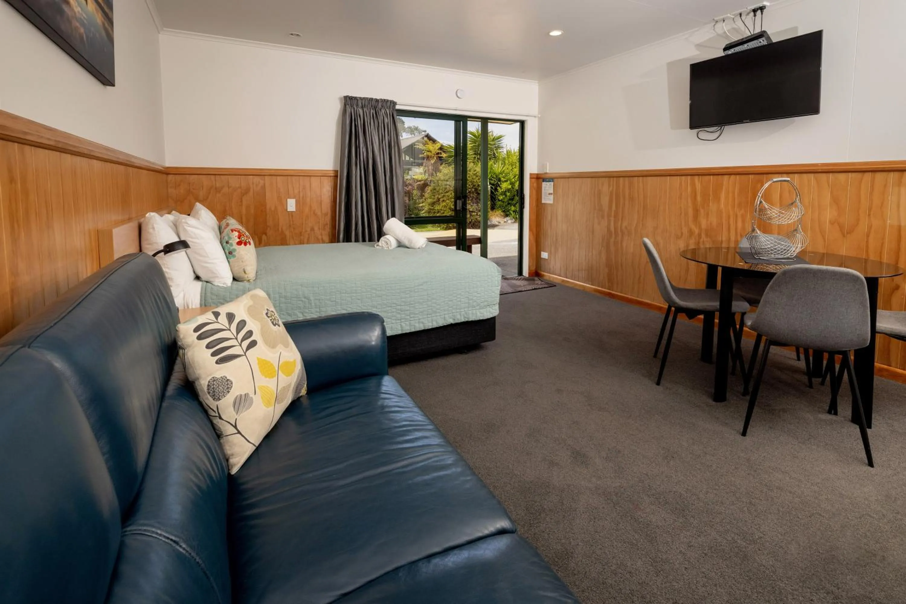 Communal lounge/ TV room, Bed in Motueka TOP 10 Holiday Park