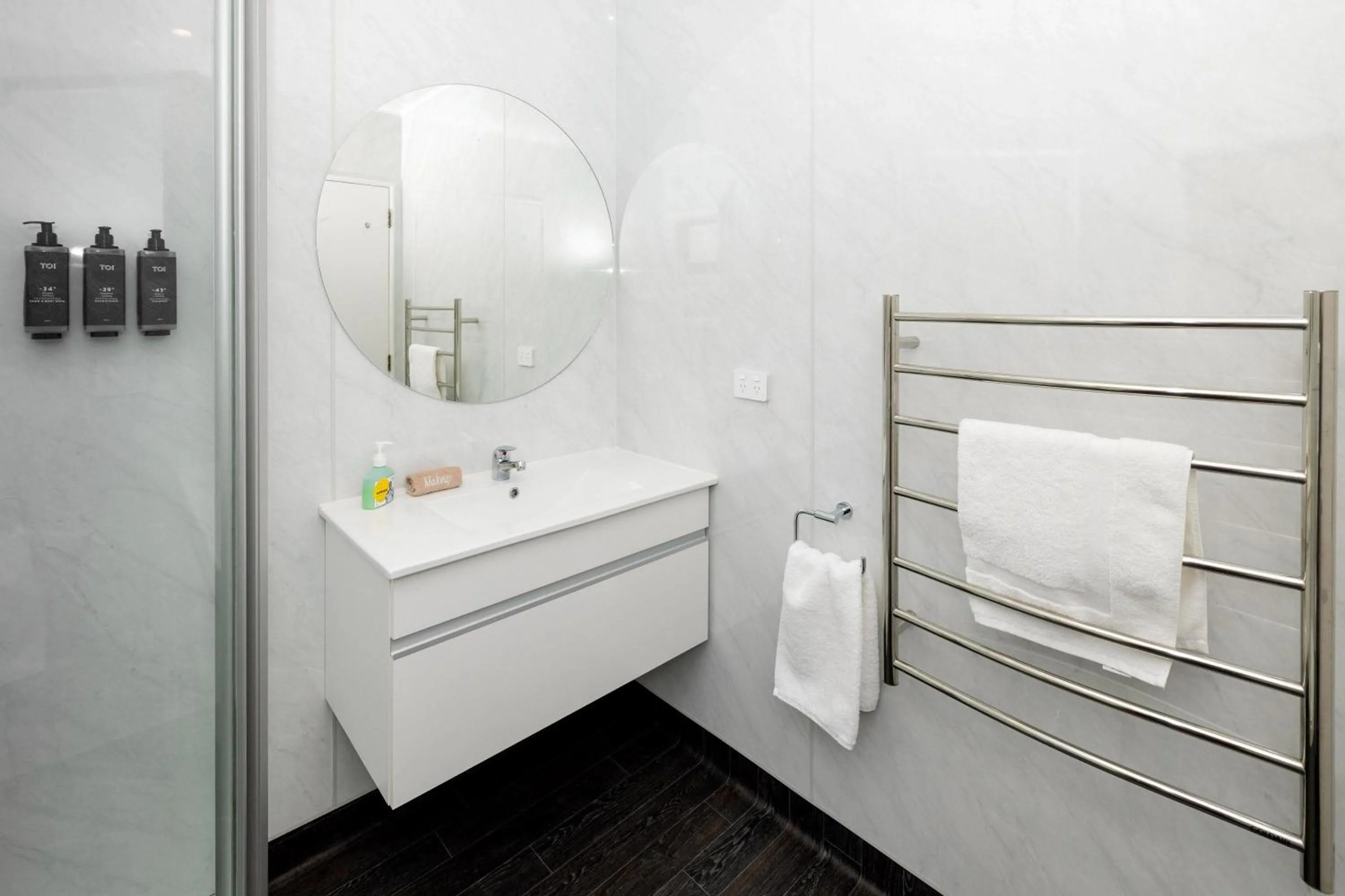 Bathroom, Bed in Motueka TOP 10 Holiday Park