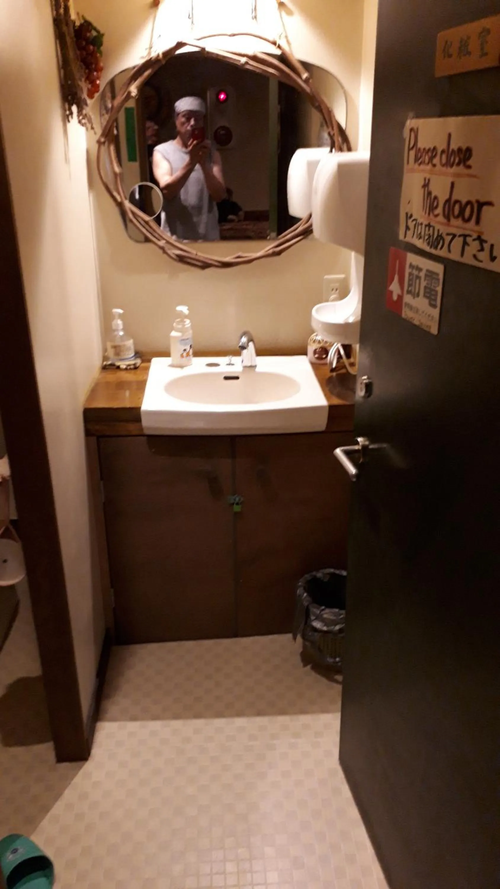 Restaurant/places to eat in Bistare Kana