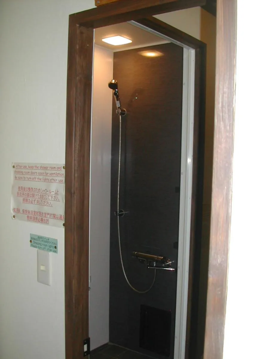 Shower in Bistare Kana