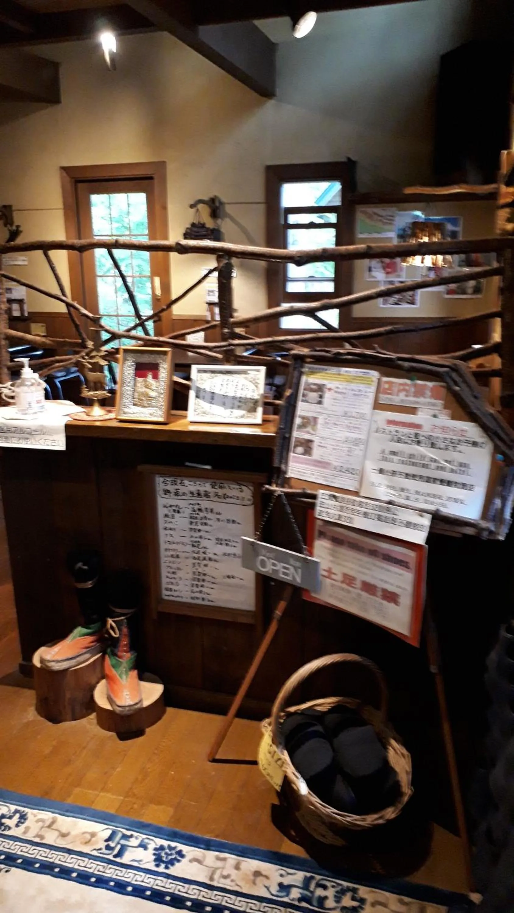 Restaurant/places to eat in Bistare Kana