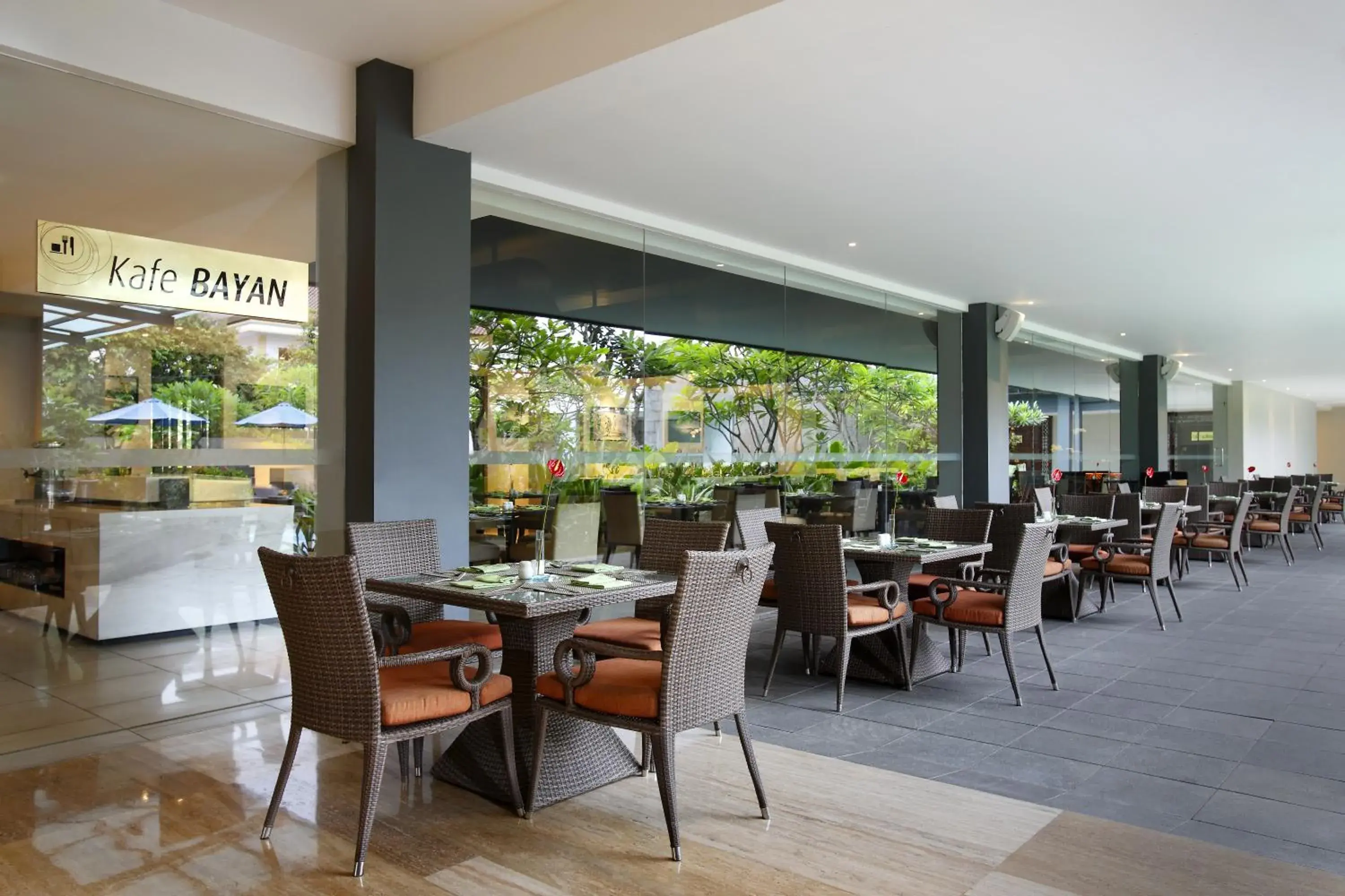 Restaurant/places to eat in Hotel Santika Mataram Restaurant/places to eat in Hotel Santika Mataram