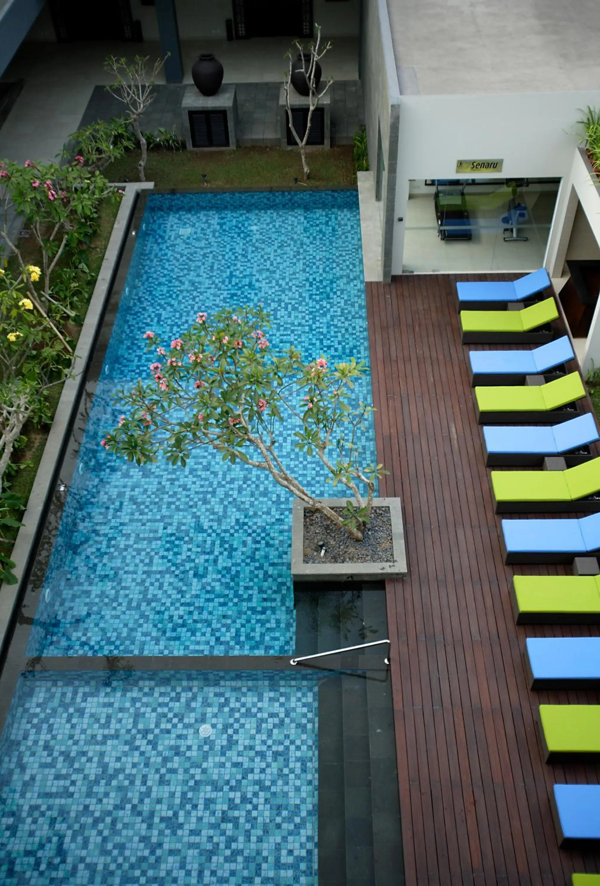 Swimming pool in Hotel Santika Mataram