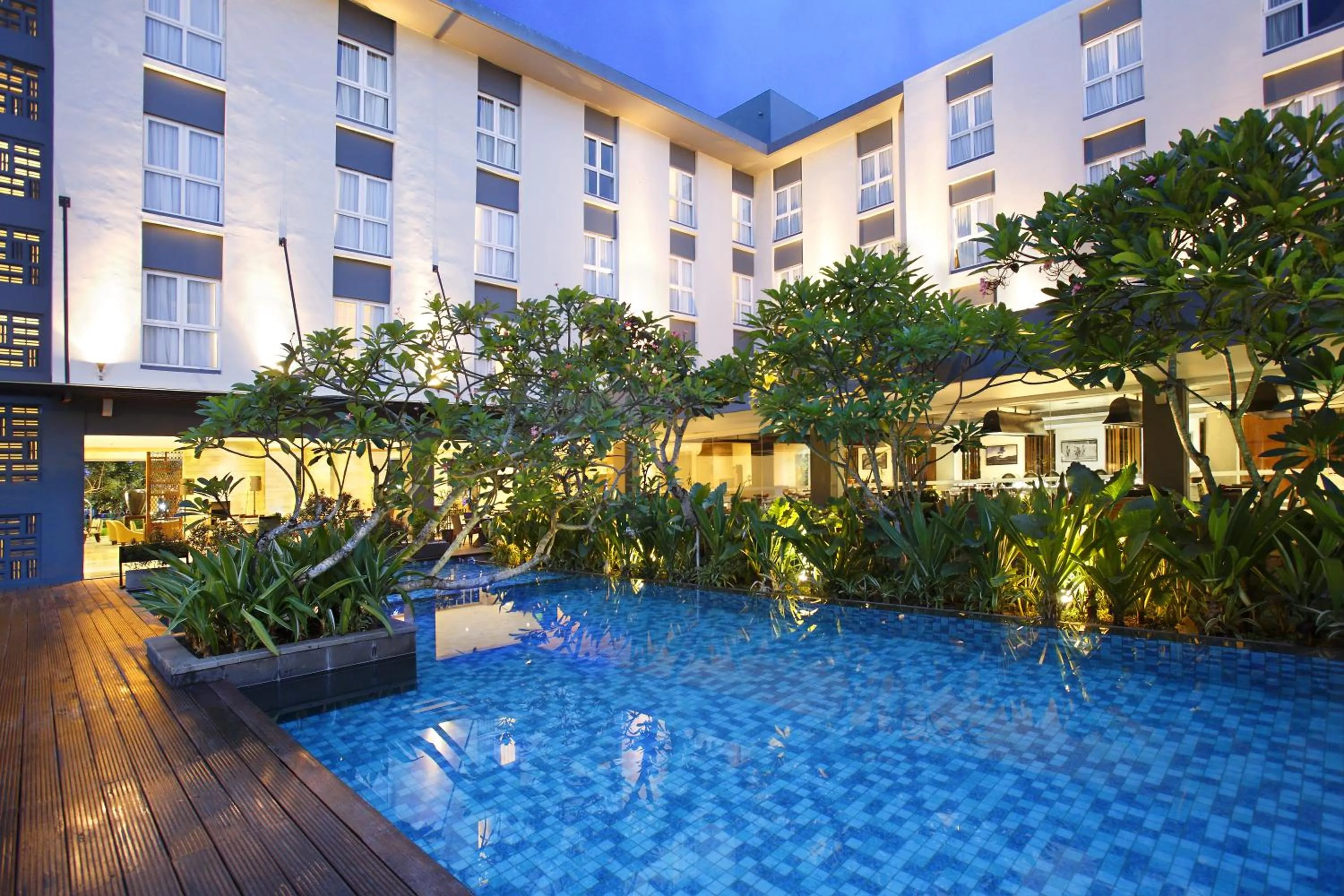 Swimming pool in Hotel Santika Mataram