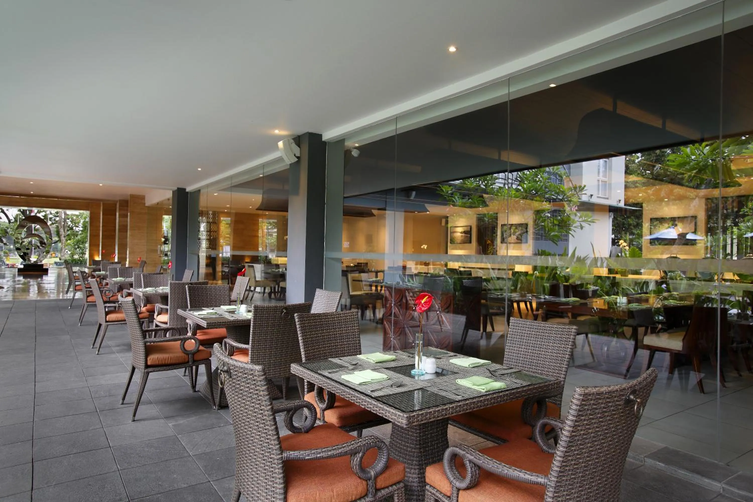 Restaurant/places to eat in Hotel Santika Mataram