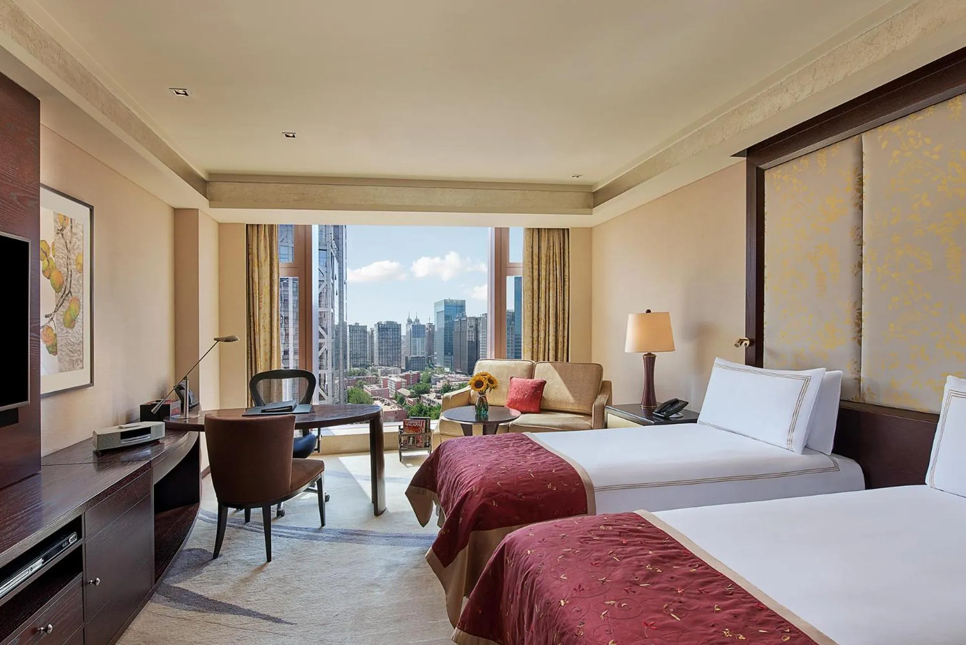 Photo of the whole room, Bed in Fairmont Beijing - 20 minutes to Forbidden City by metro