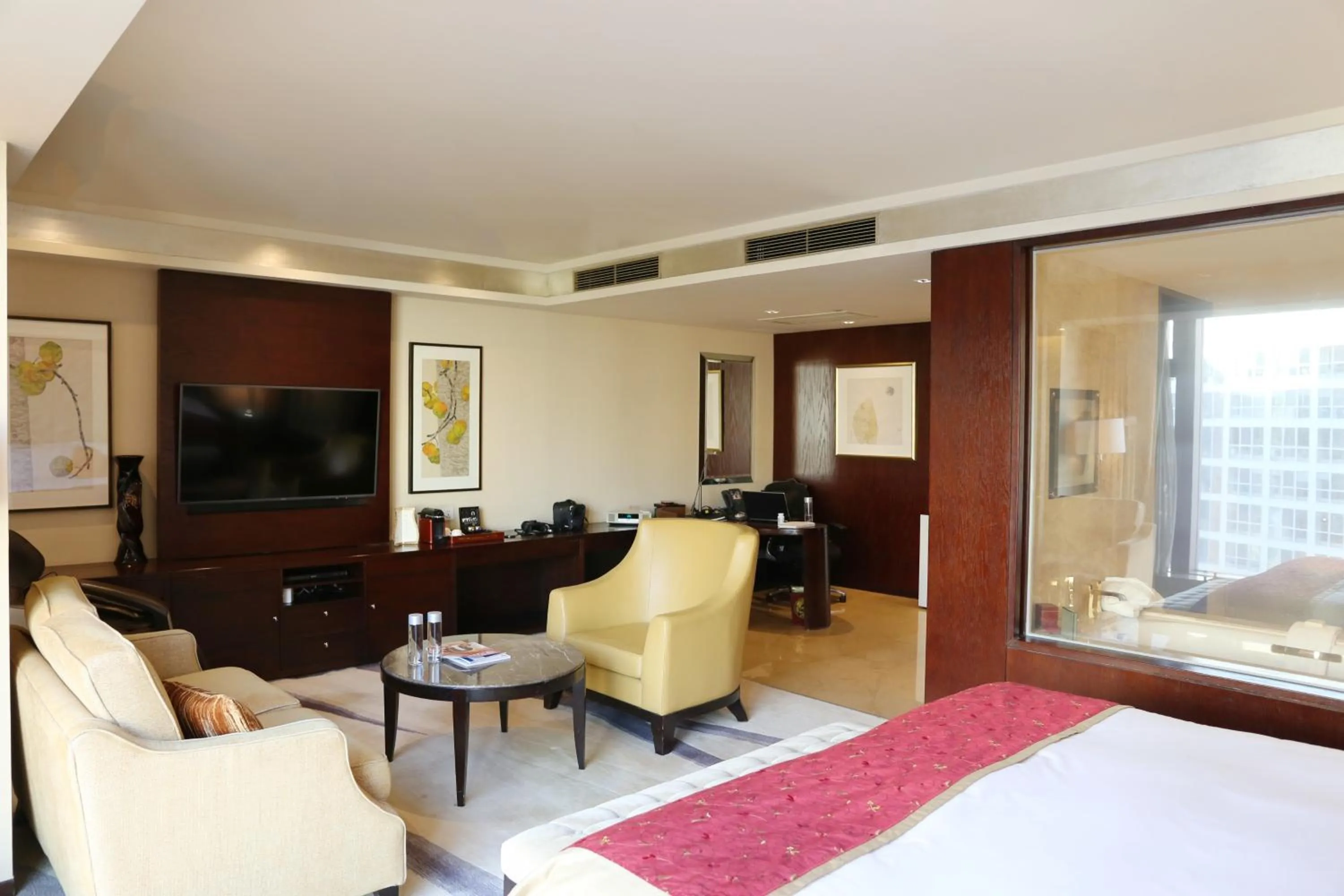 Living room, Bed in Fairmont Beijing - 20 minutes to Forbidden City by metro