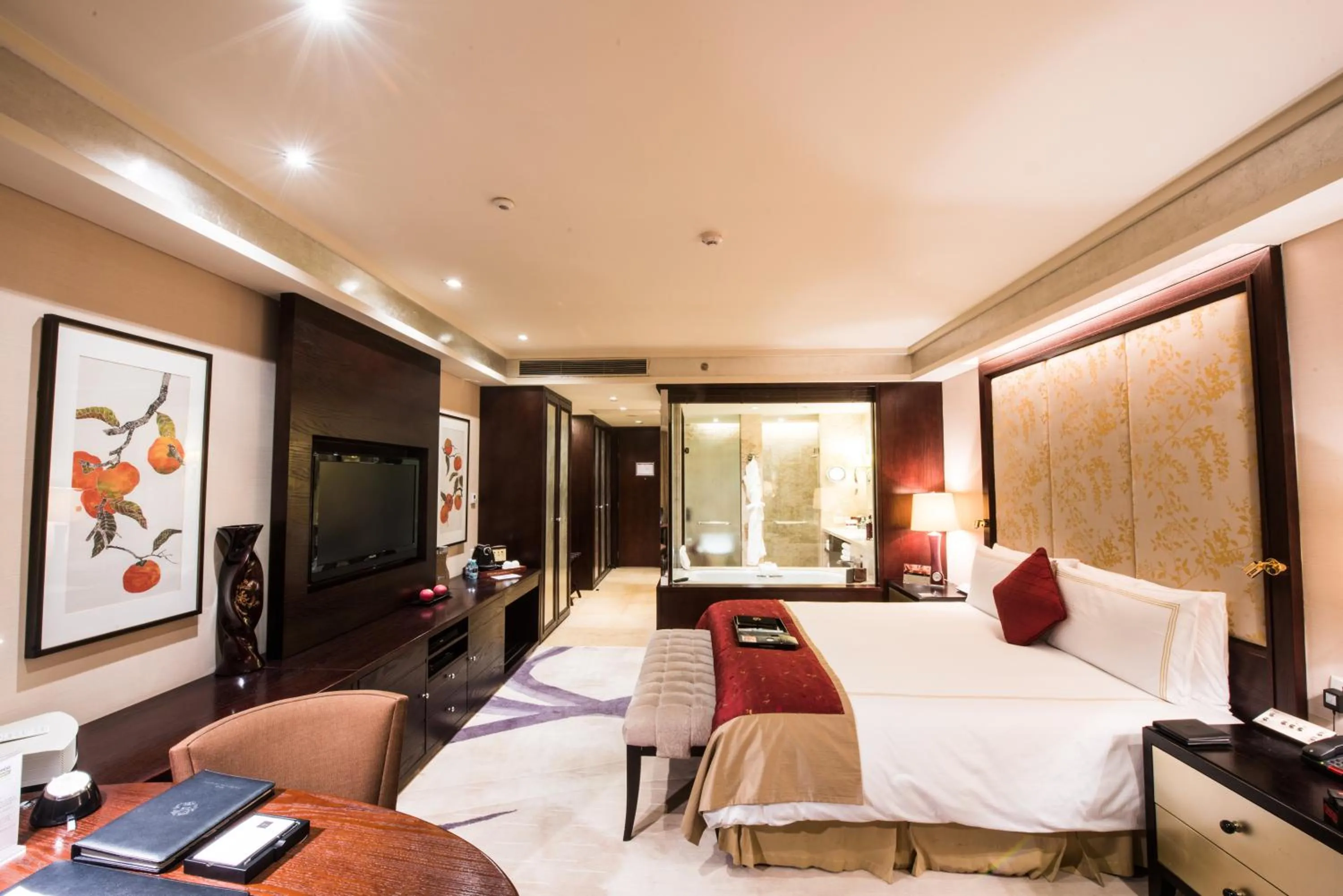 Photo of the whole room, Bed in Fairmont Beijing - 20 minutes to Forbidden City by metro