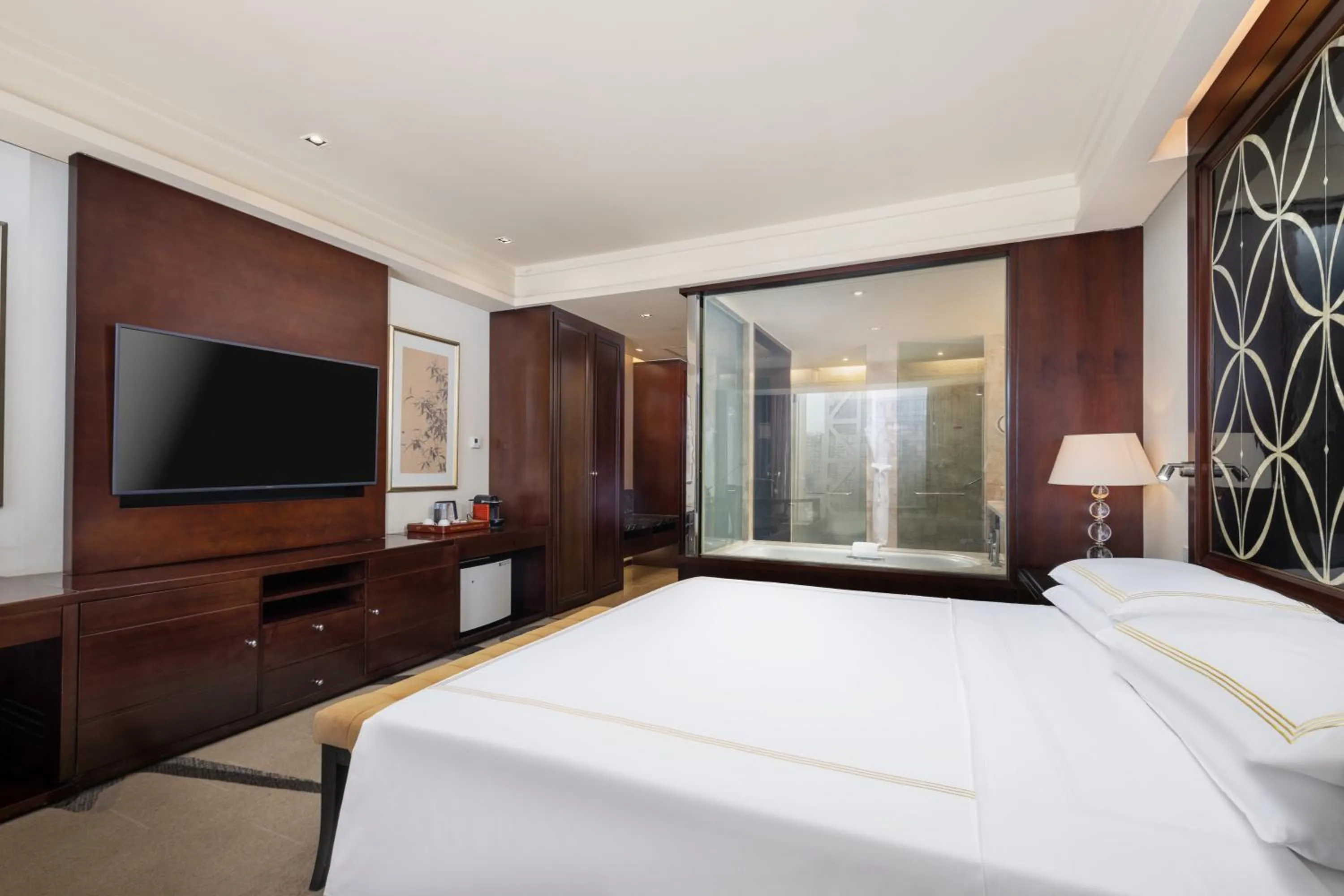 Bedroom, Bed in Fairmont Beijing - 20 minutes to Forbidden City by metro