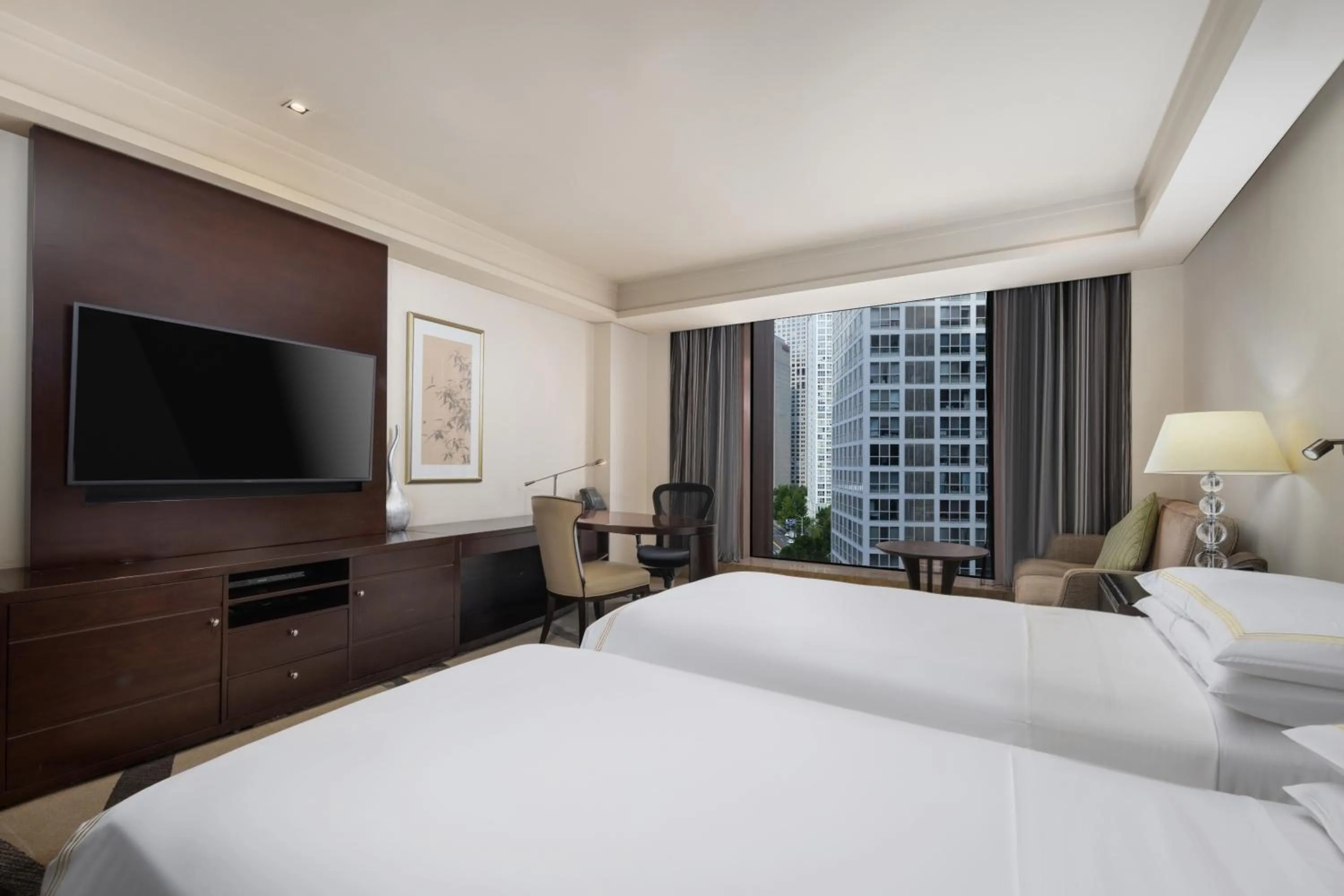 Photo of the whole room, Bed in Fairmont Beijing - 20 minutes to Forbidden City by metro