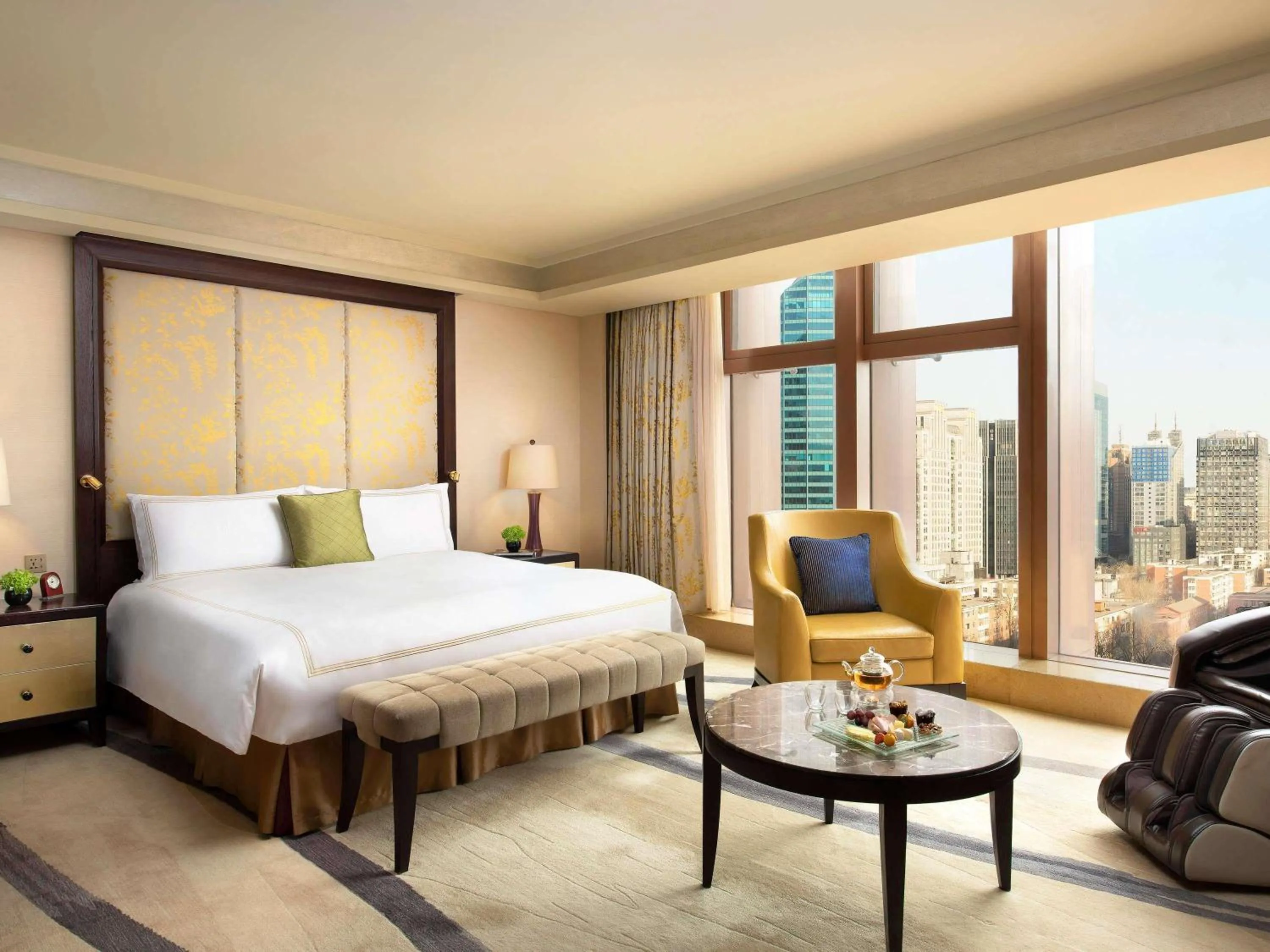 Bedroom, Bed in Fairmont Beijing - 20 minutes to Forbidden City by metro