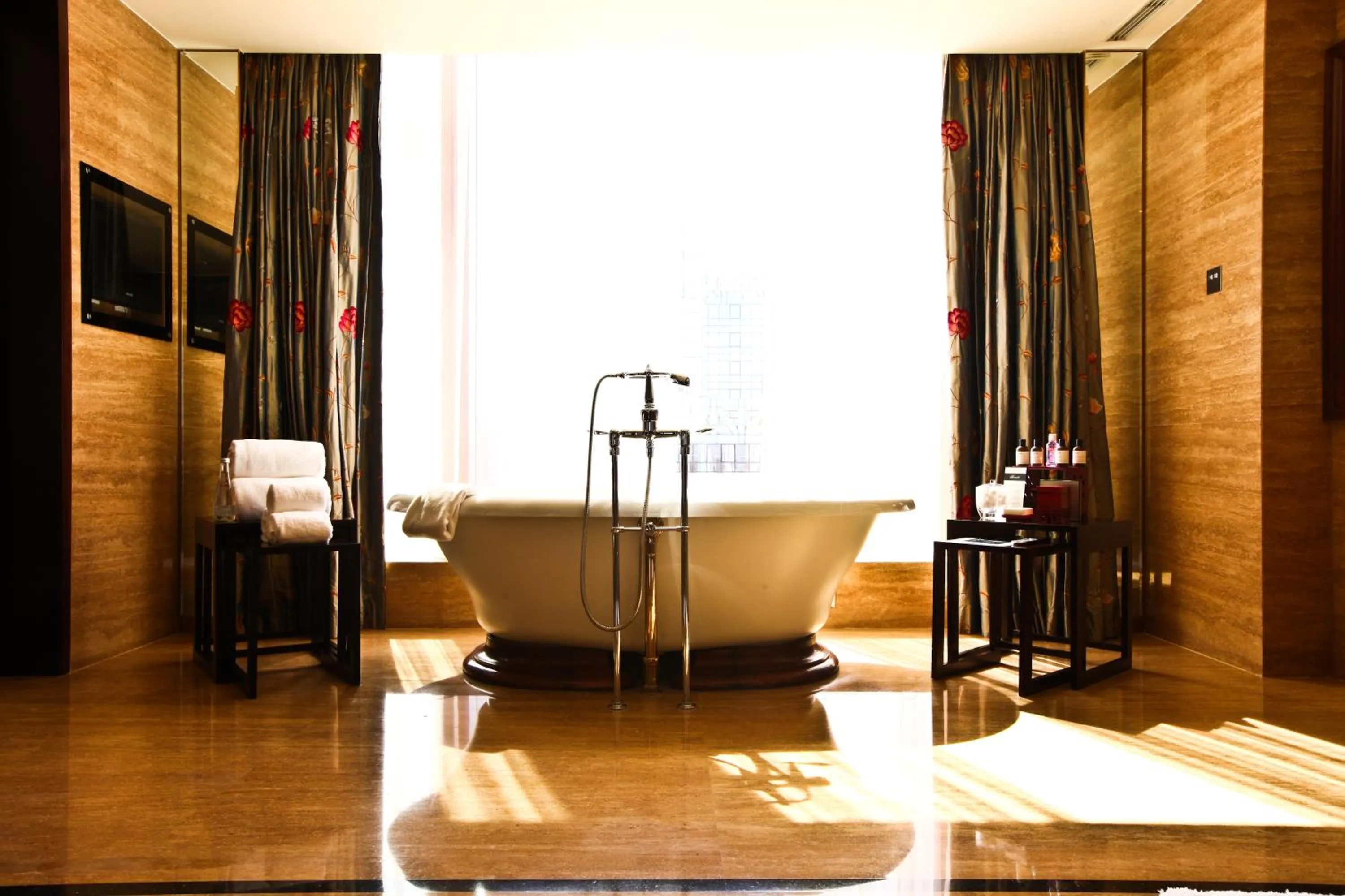Bathroom, Bed in Fairmont Beijing - 20 minutes to Forbidden City by metro