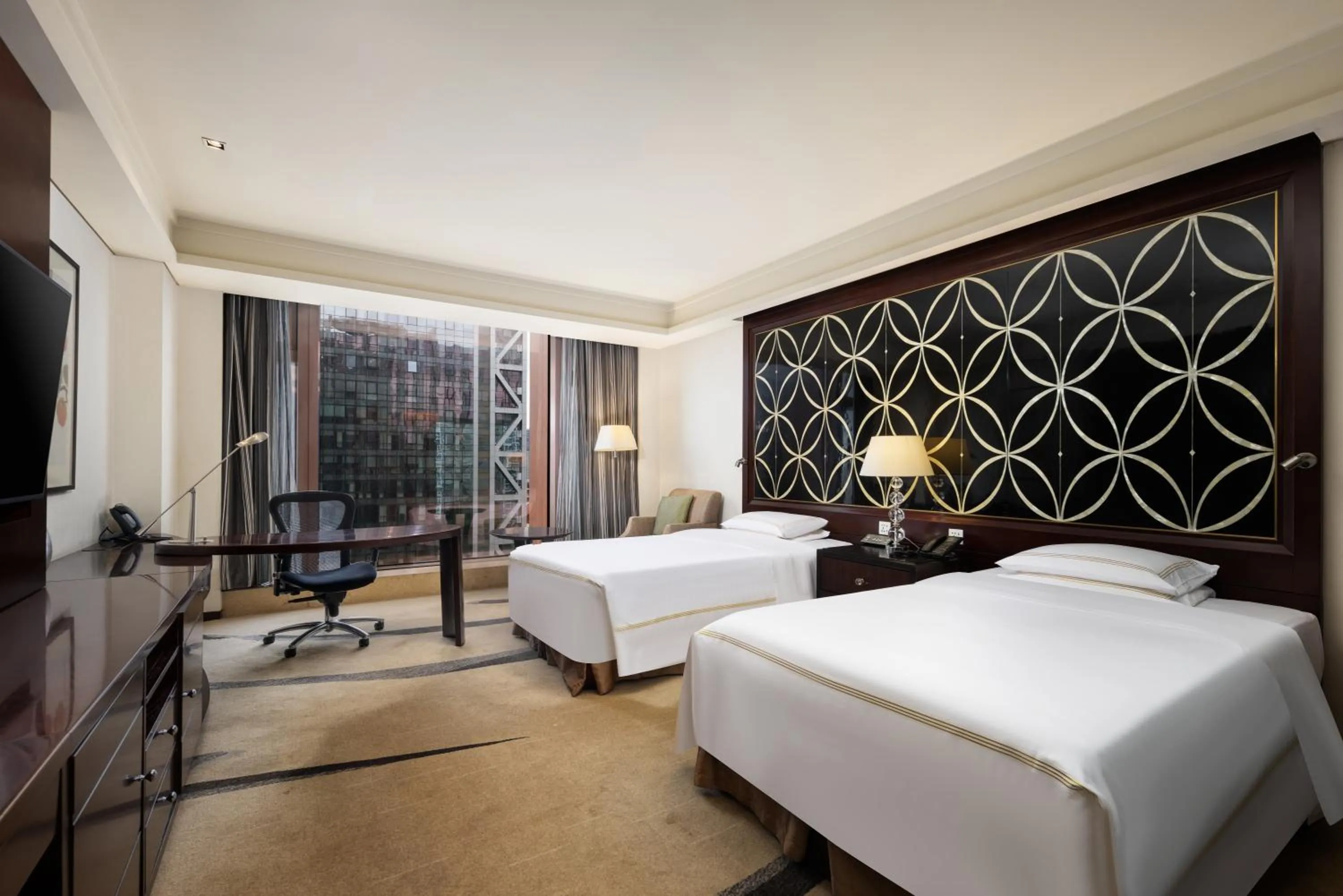 Photo of the whole room, Bed in Fairmont Beijing - 20 minutes to Forbidden City by metro