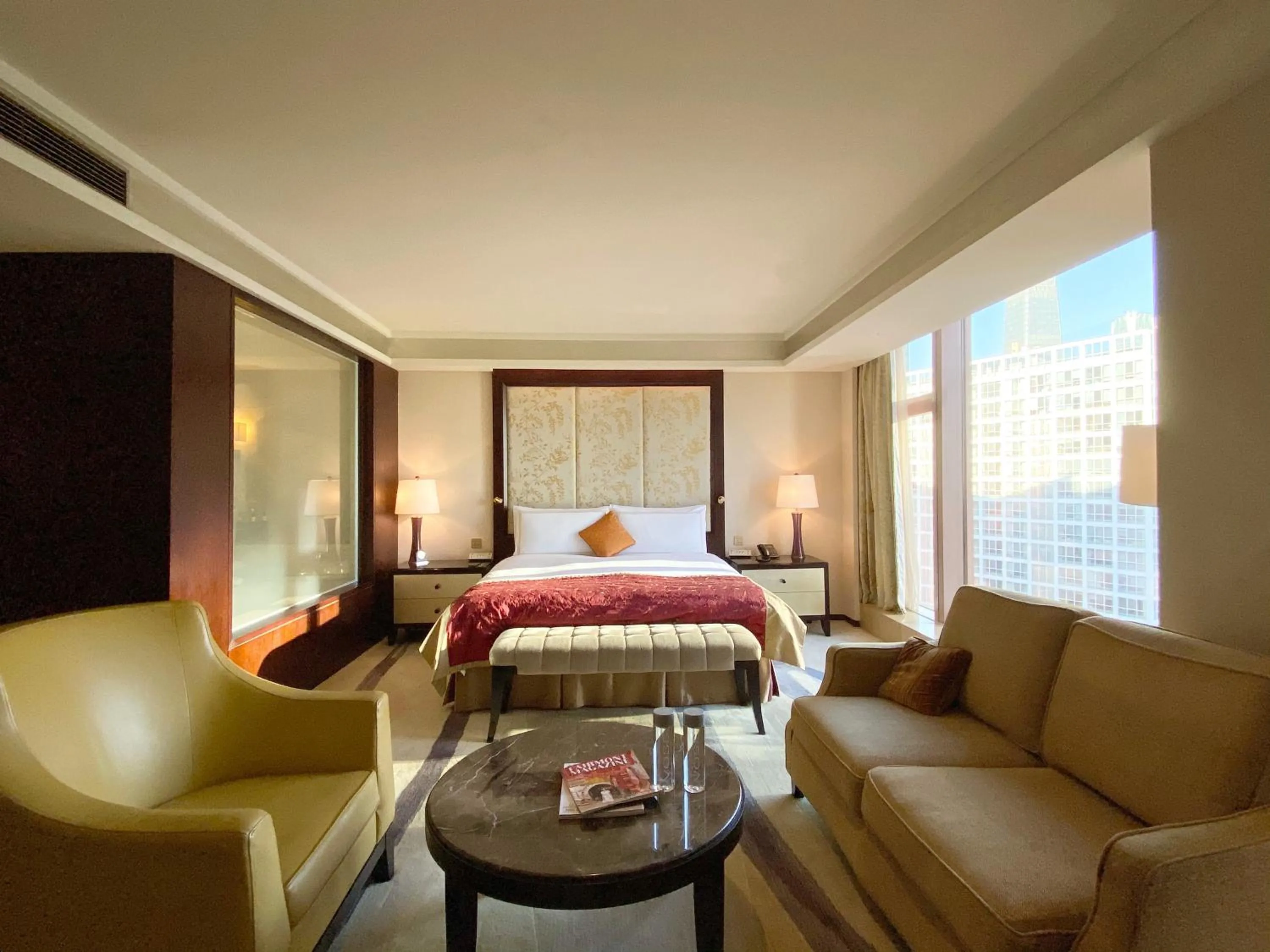 Photo of the whole room, Bed in Fairmont Beijing - 20 minutes to Forbidden City by metro