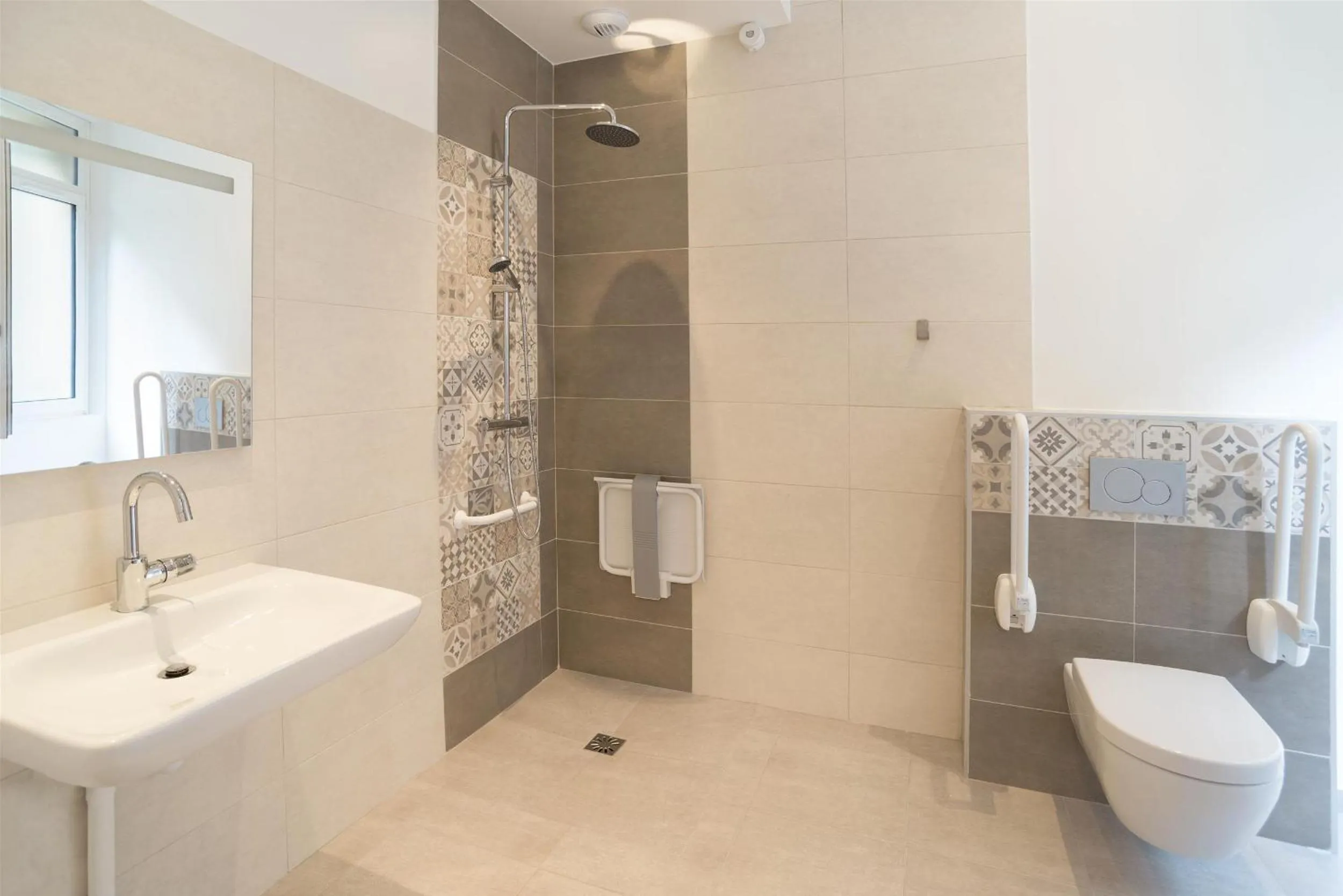 Toilet in Les cles du 27 Paris