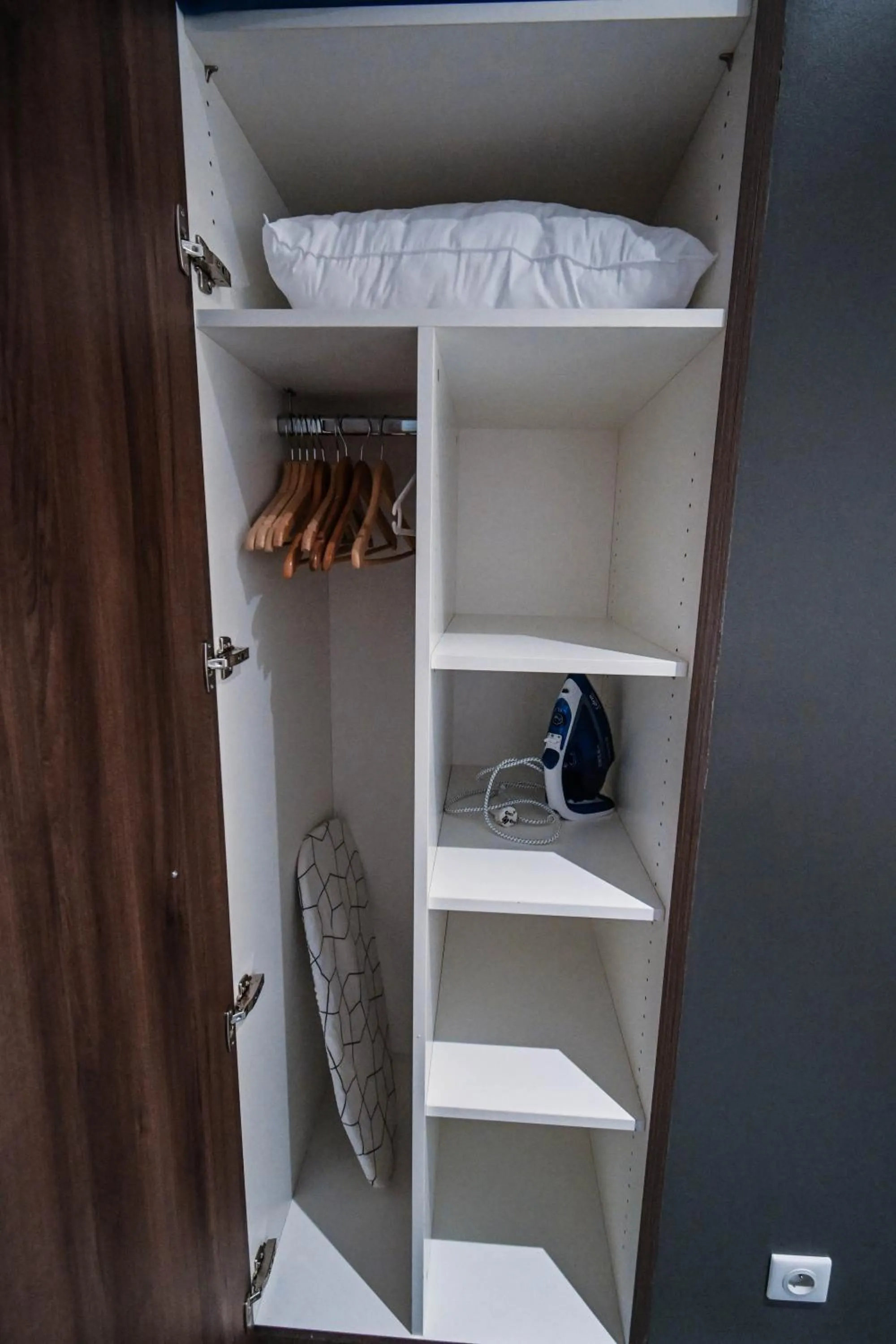 wardrobe, Bed in Les cles du 27 Paris
