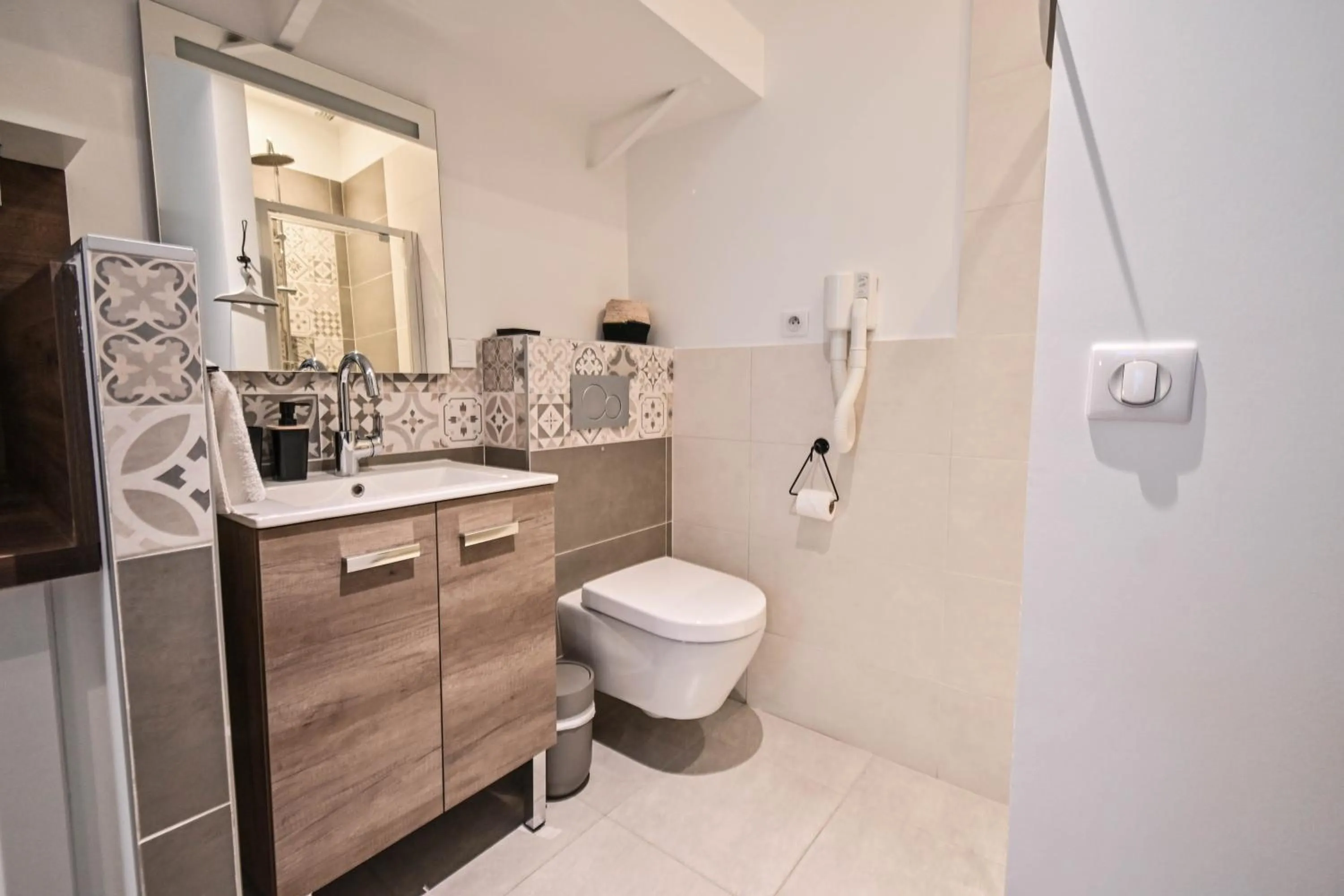 Toilet in Les cles du 27 Paris