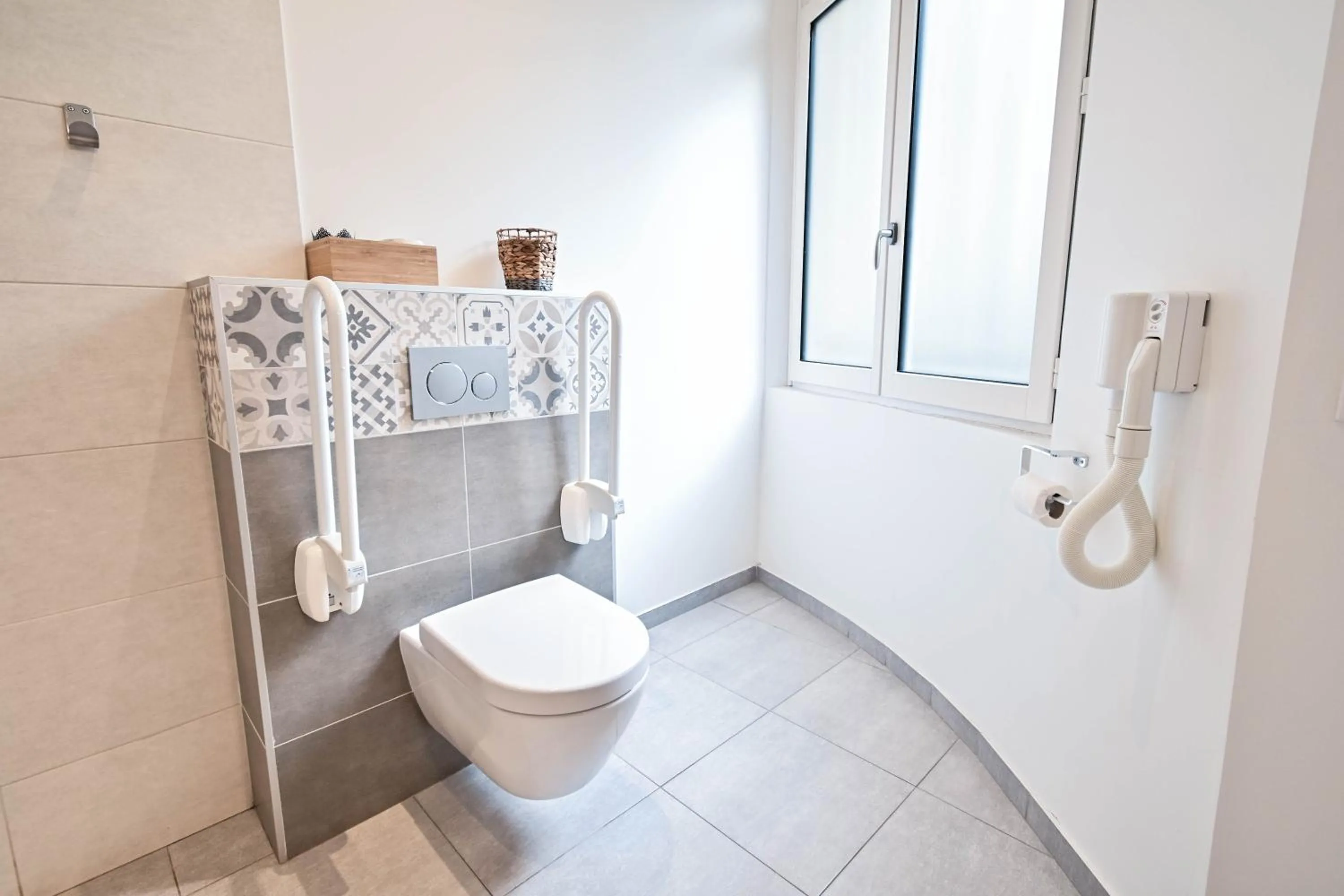 Toilet in Les cles du 27 Paris