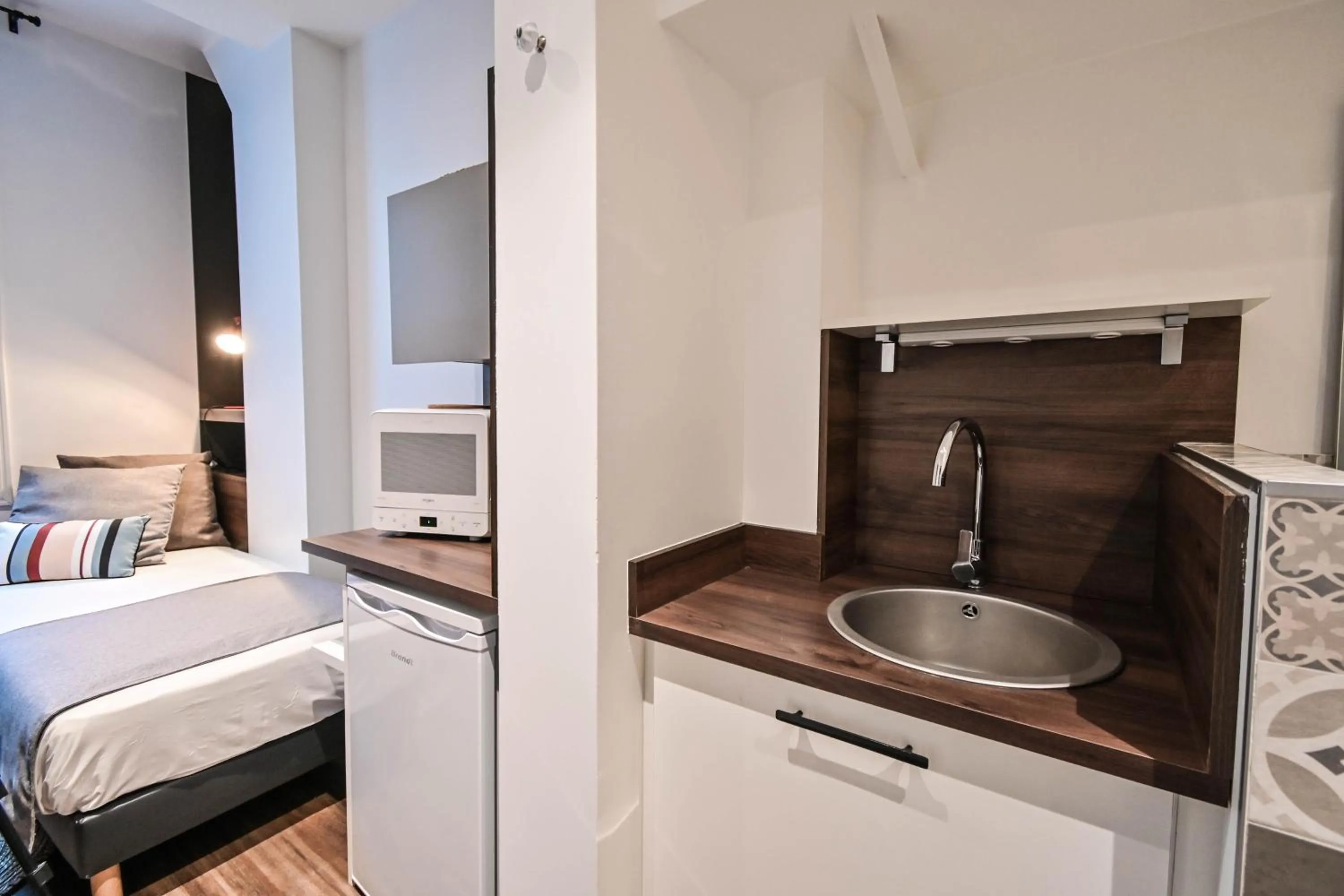 Kitchen or kitchenette, Bed in Les cles du 27 Paris