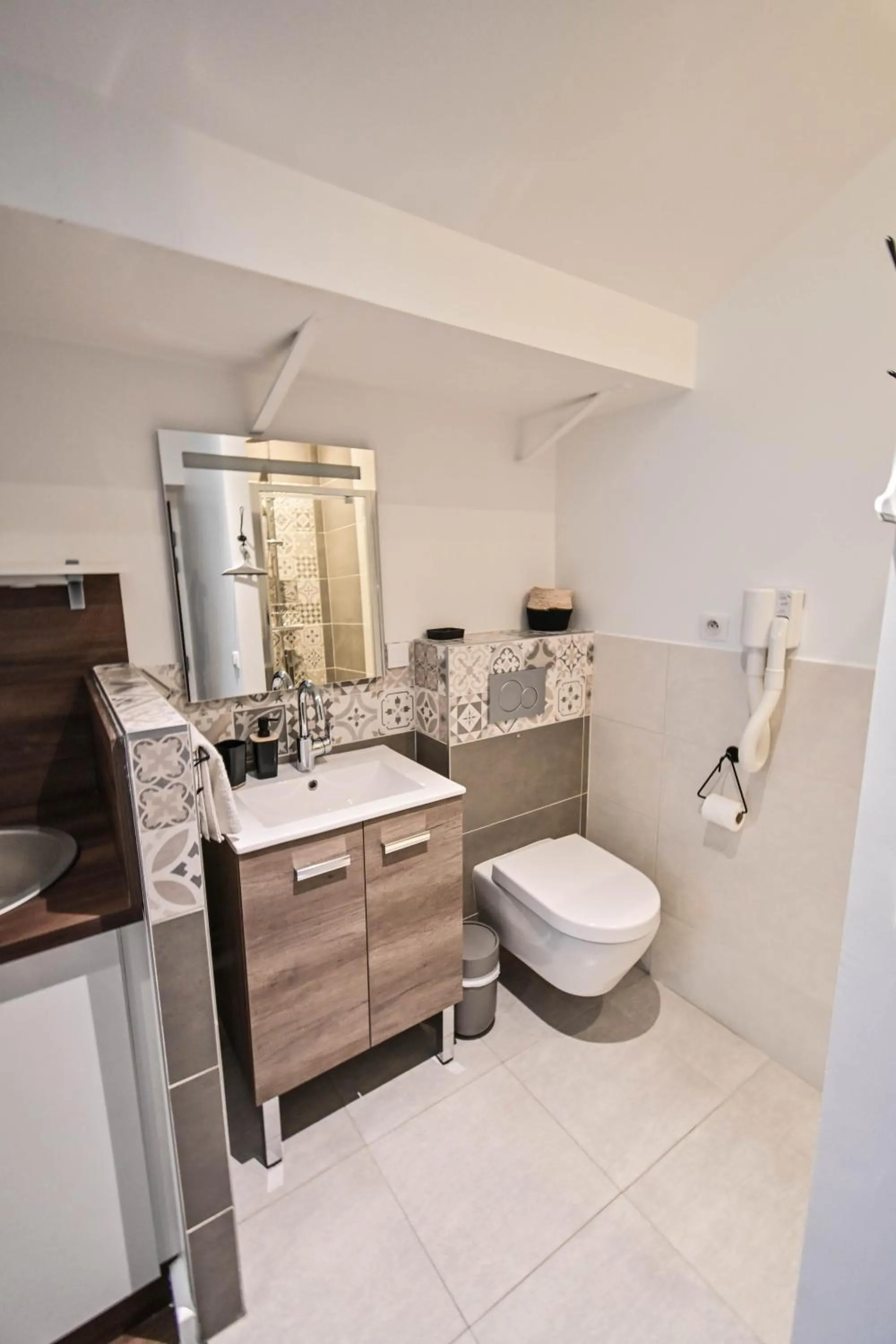 Toilet in Les cles du 27 Paris