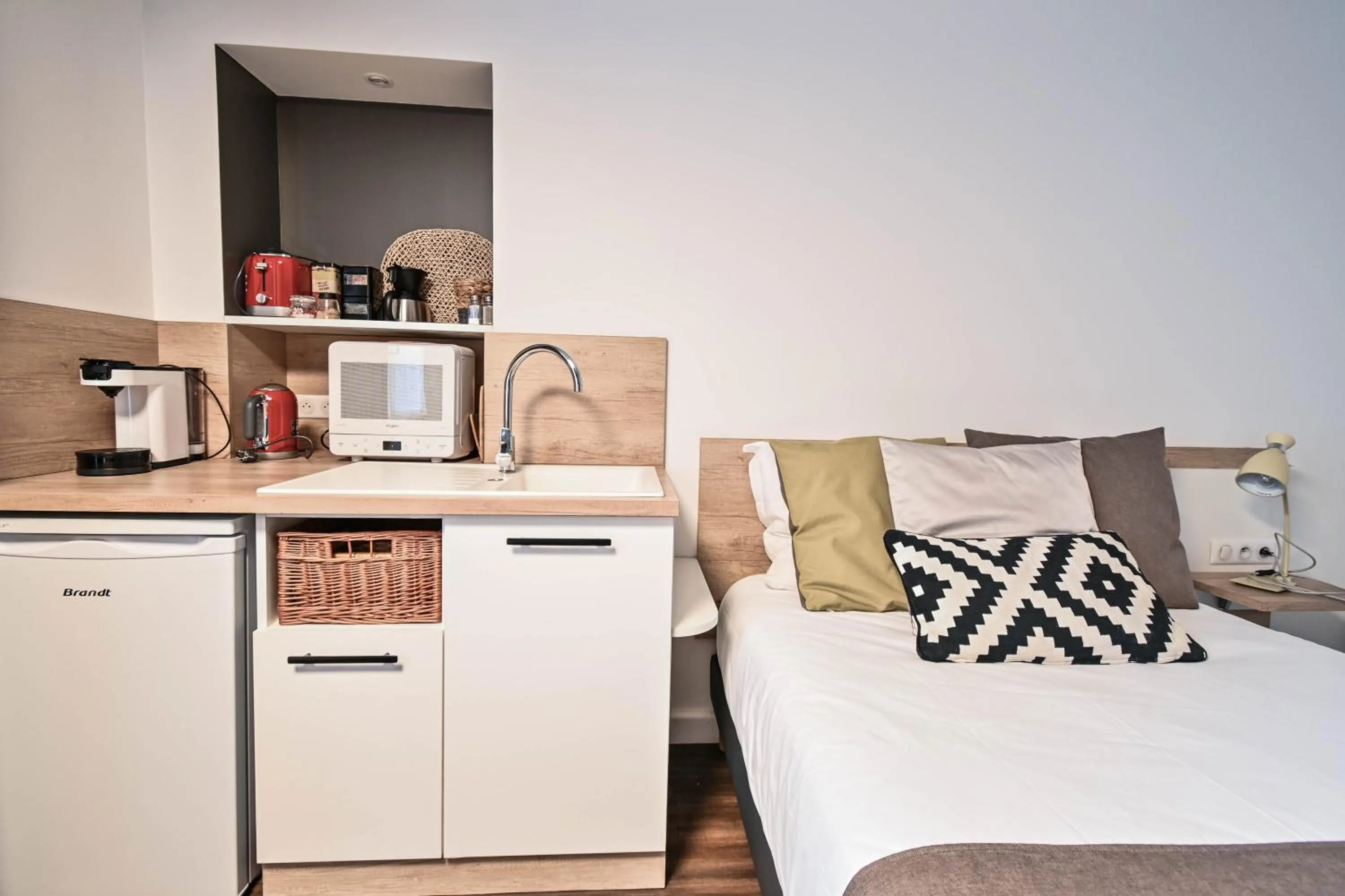 Kitchen or kitchenette, Bed in Les cles du 27 Paris