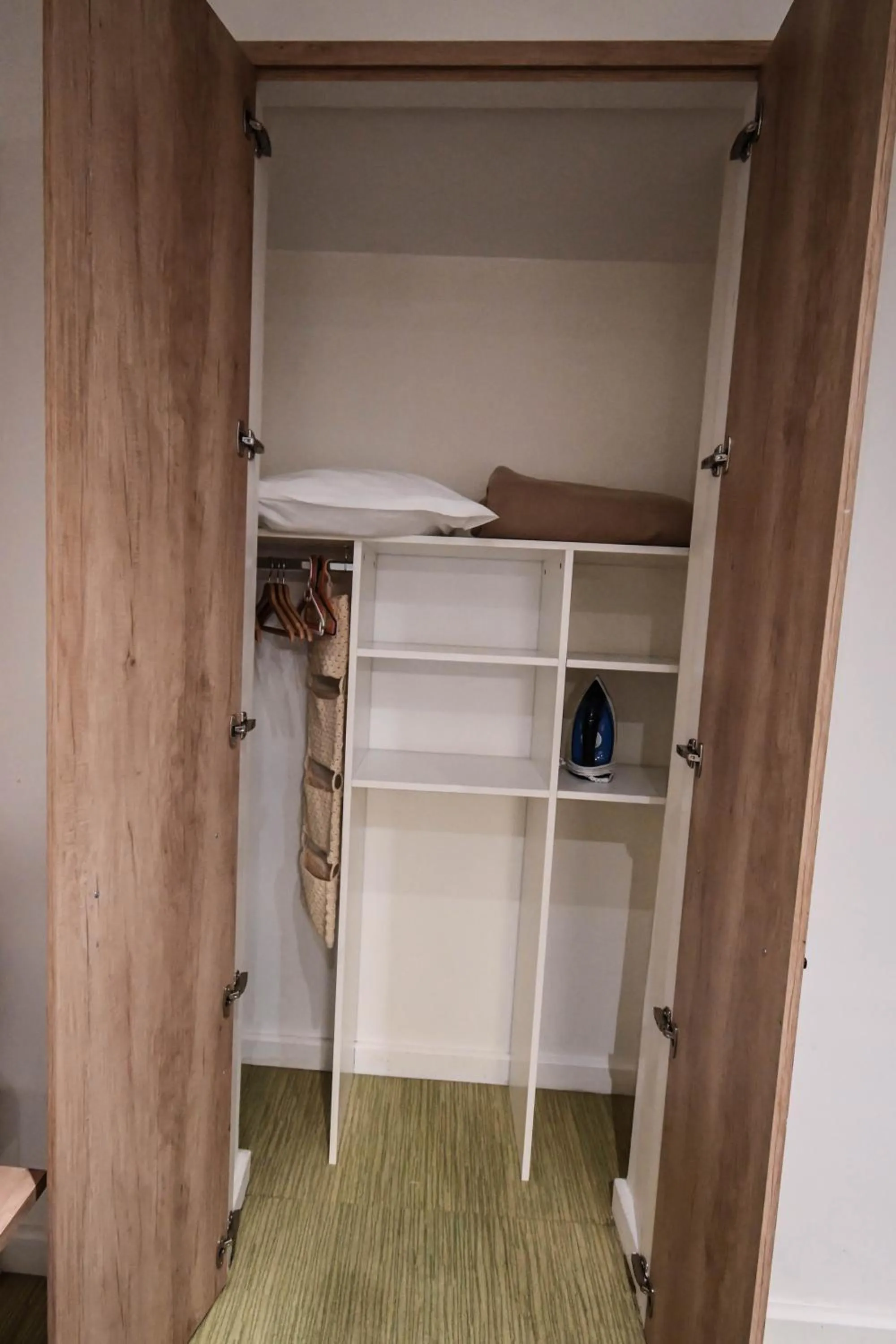 wardrobe in Les cles du 27 Paris