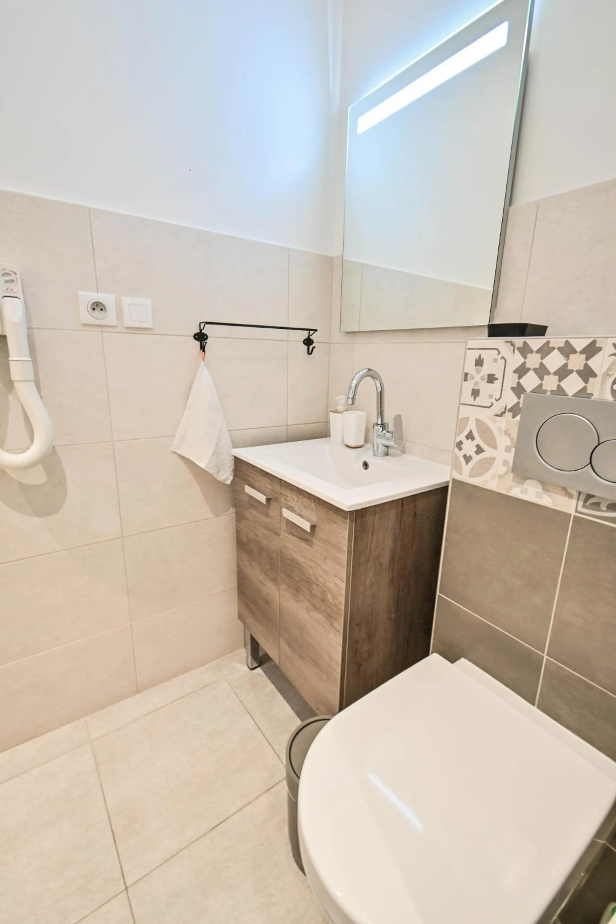 Toilet in Les cles du 27 Paris