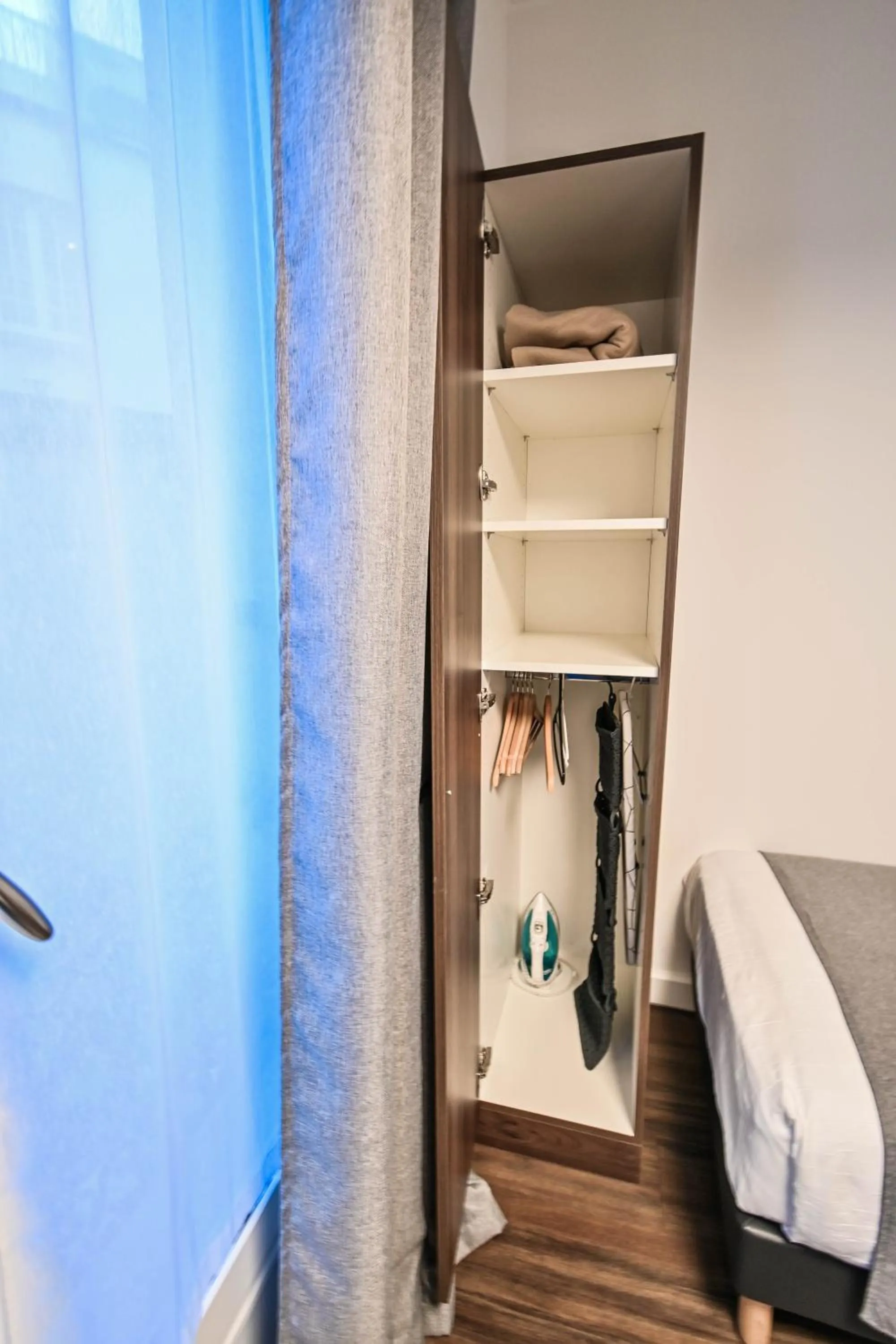 wardrobe, Bed in Les cles du 27 Paris