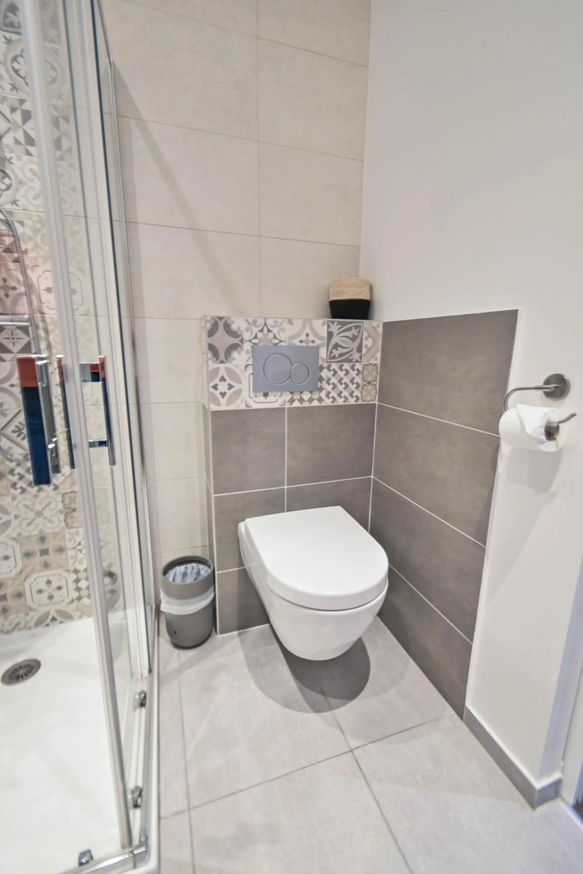 Toilet in Les cles du 27 Paris