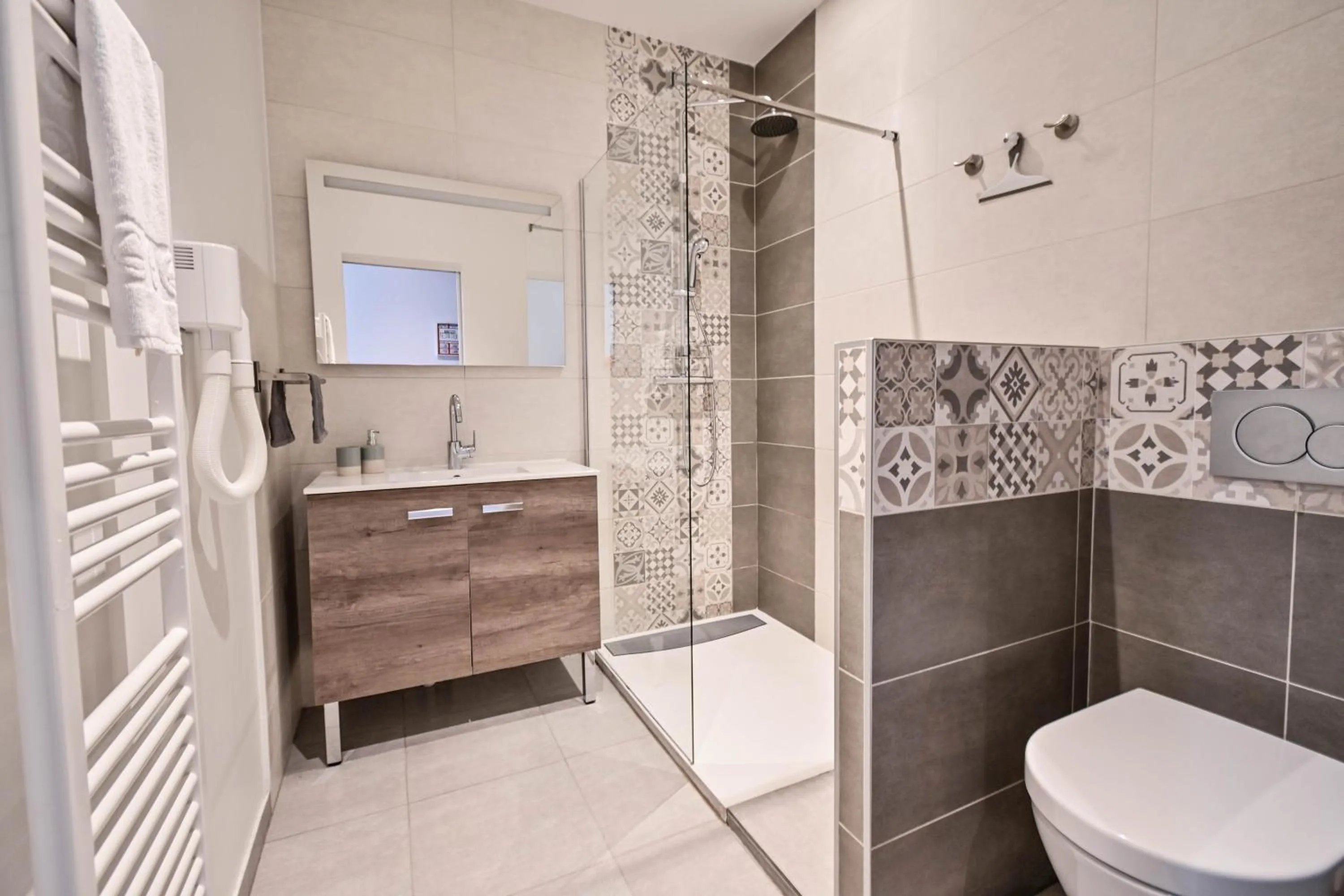 Toilet in Les cles du 27 Paris