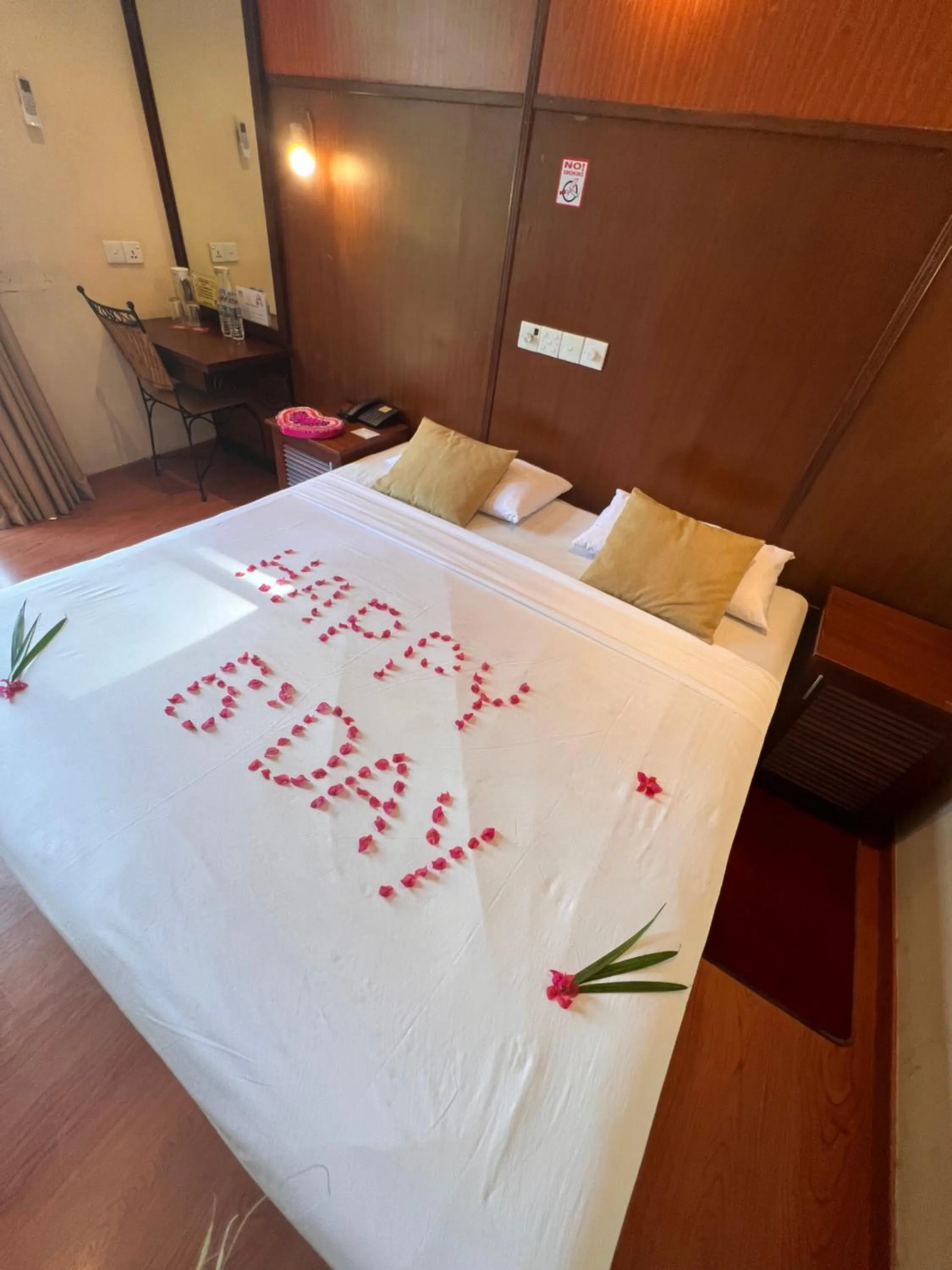 Bedroom, Bed in Colombo City Hotels (Pvt) Ltd