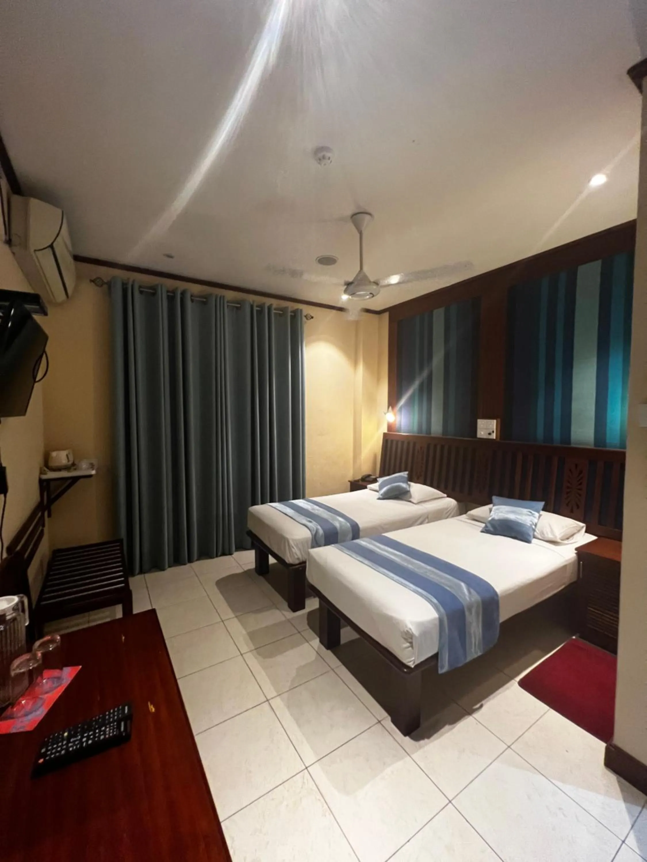 Photo of the whole room, Bed in Colombo City Hotels (Pvt) Ltd