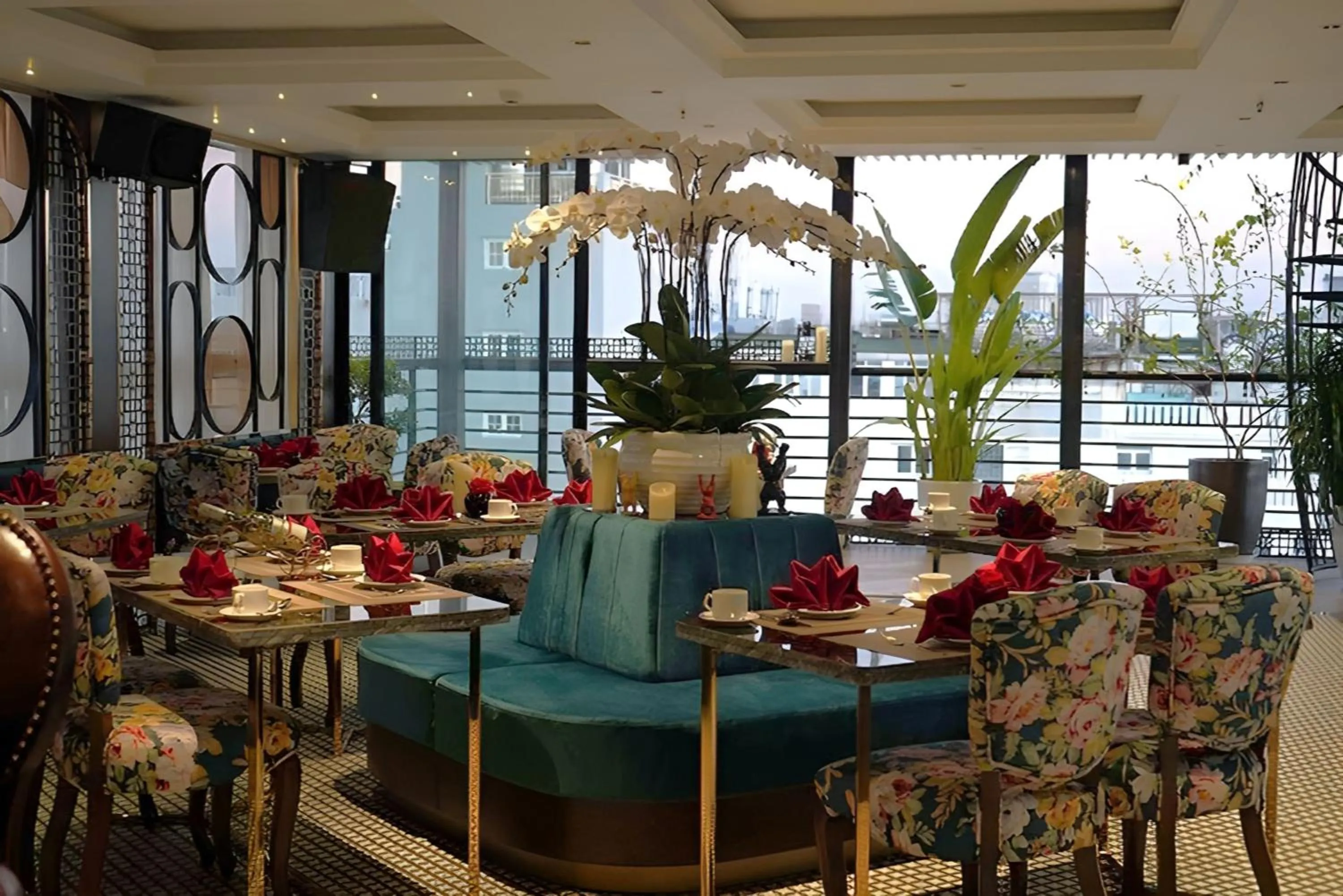 Restaurant/places to eat in Golden Silk Boutique Hotel