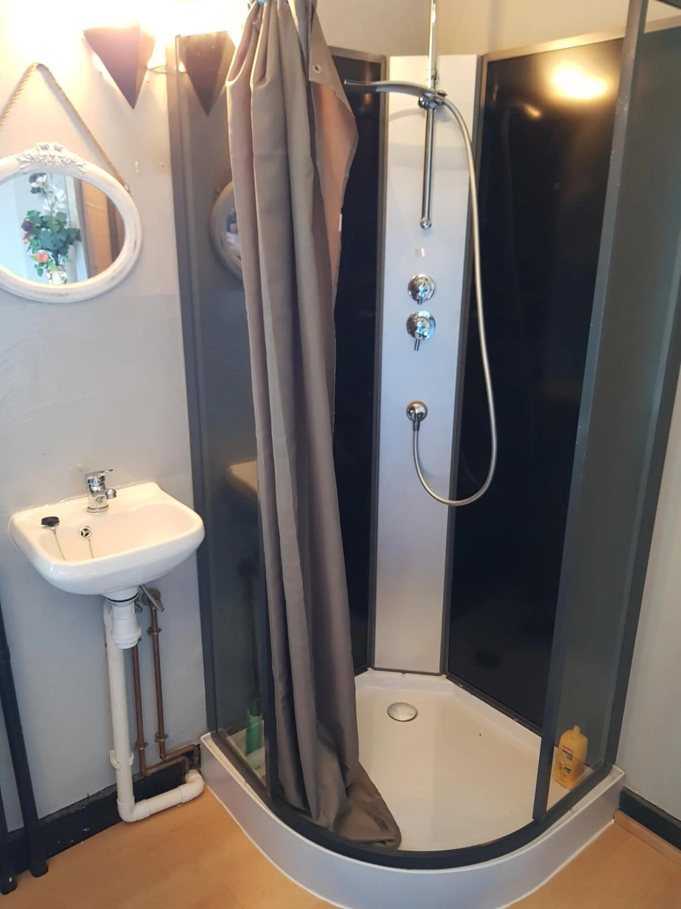 Bathroom in Château Lambert Moulinsart Hotel, shuttle airport, long term parking, snooker, large terrasse, dinner, breakfast