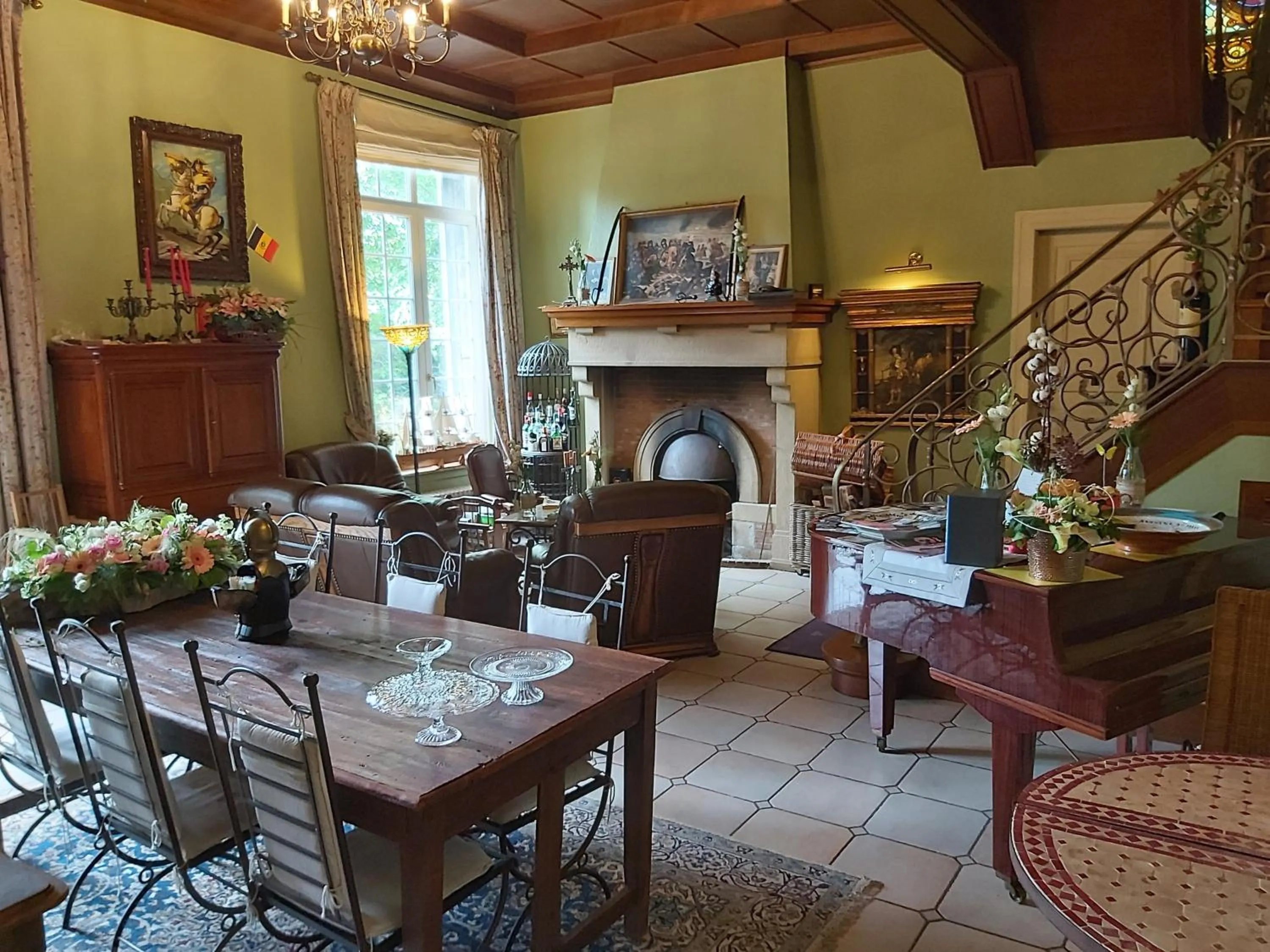 Restaurant/places to eat in Château Lambert Moulinsart Hotel, shuttle airport, long term parking, snooker, large terrasse, dinner, breakfast