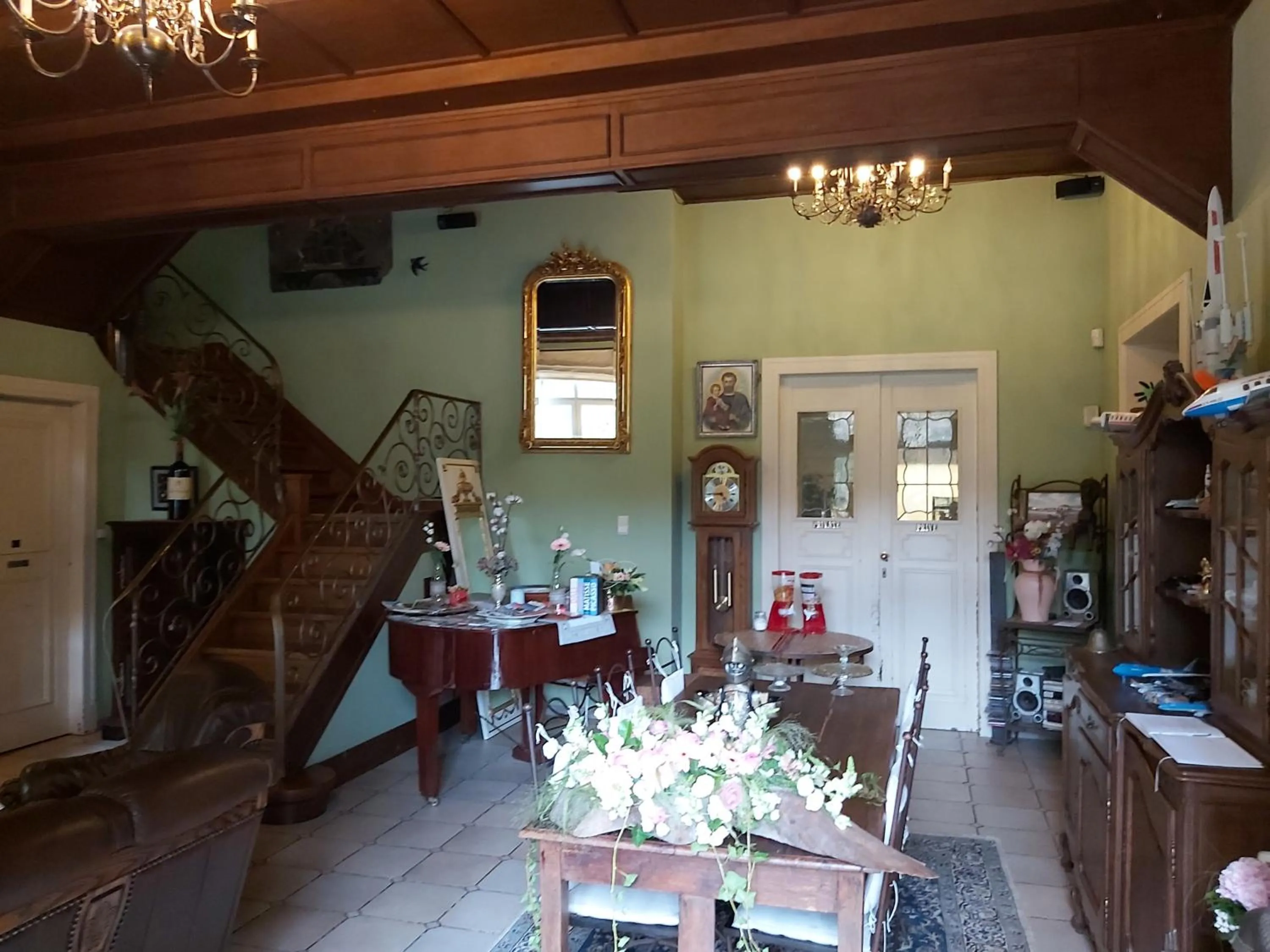 Restaurant/places to eat in Château Lambert Moulinsart Hotel, shuttle airport, long term parking, snooker, large terrasse, dinner, breakfast