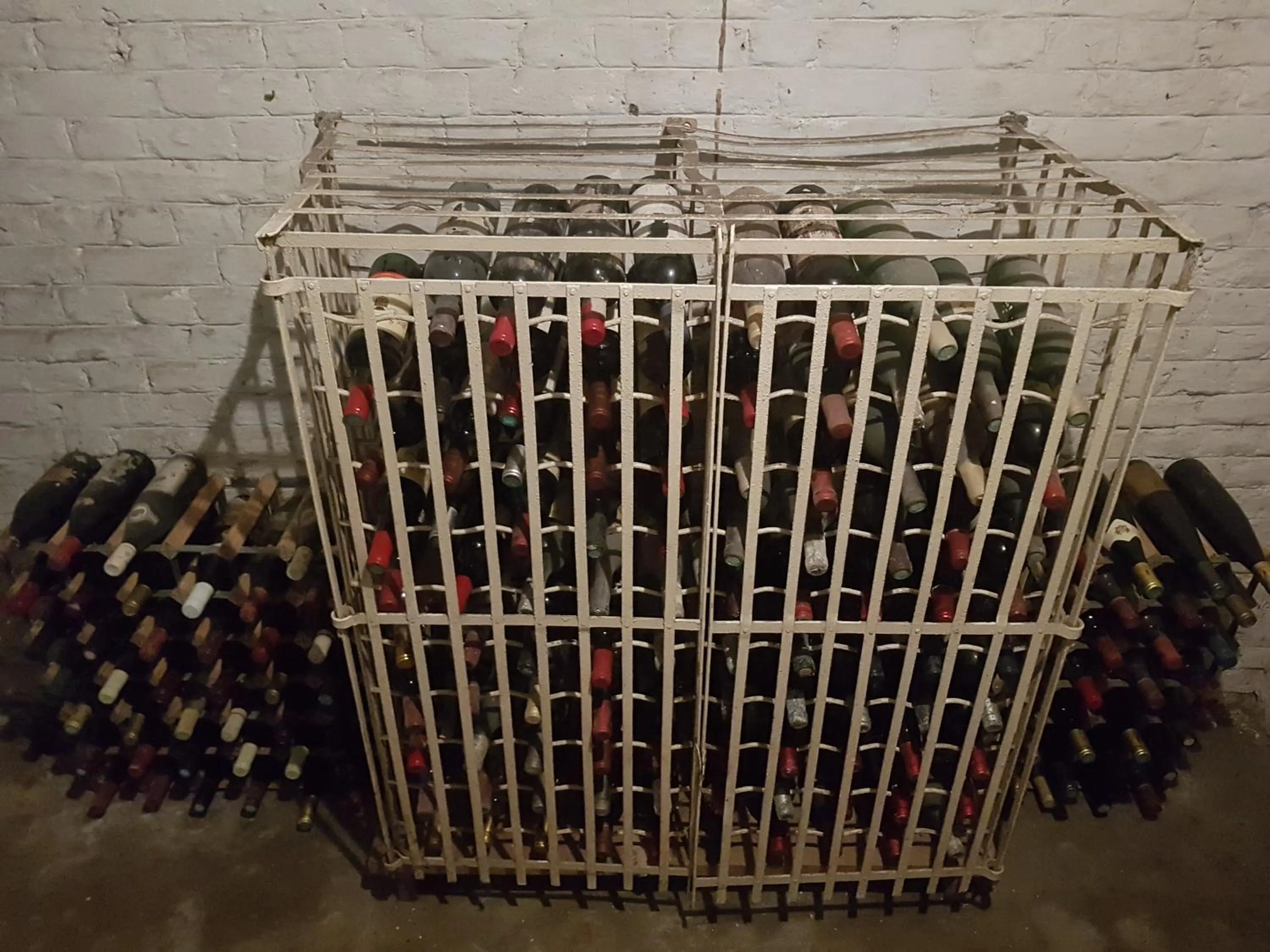 Alcoholic drinks in Château Lambert Moulinsart Hotel, shuttle airport, long term parking, snooker, large terrasse, dinner, breakfast