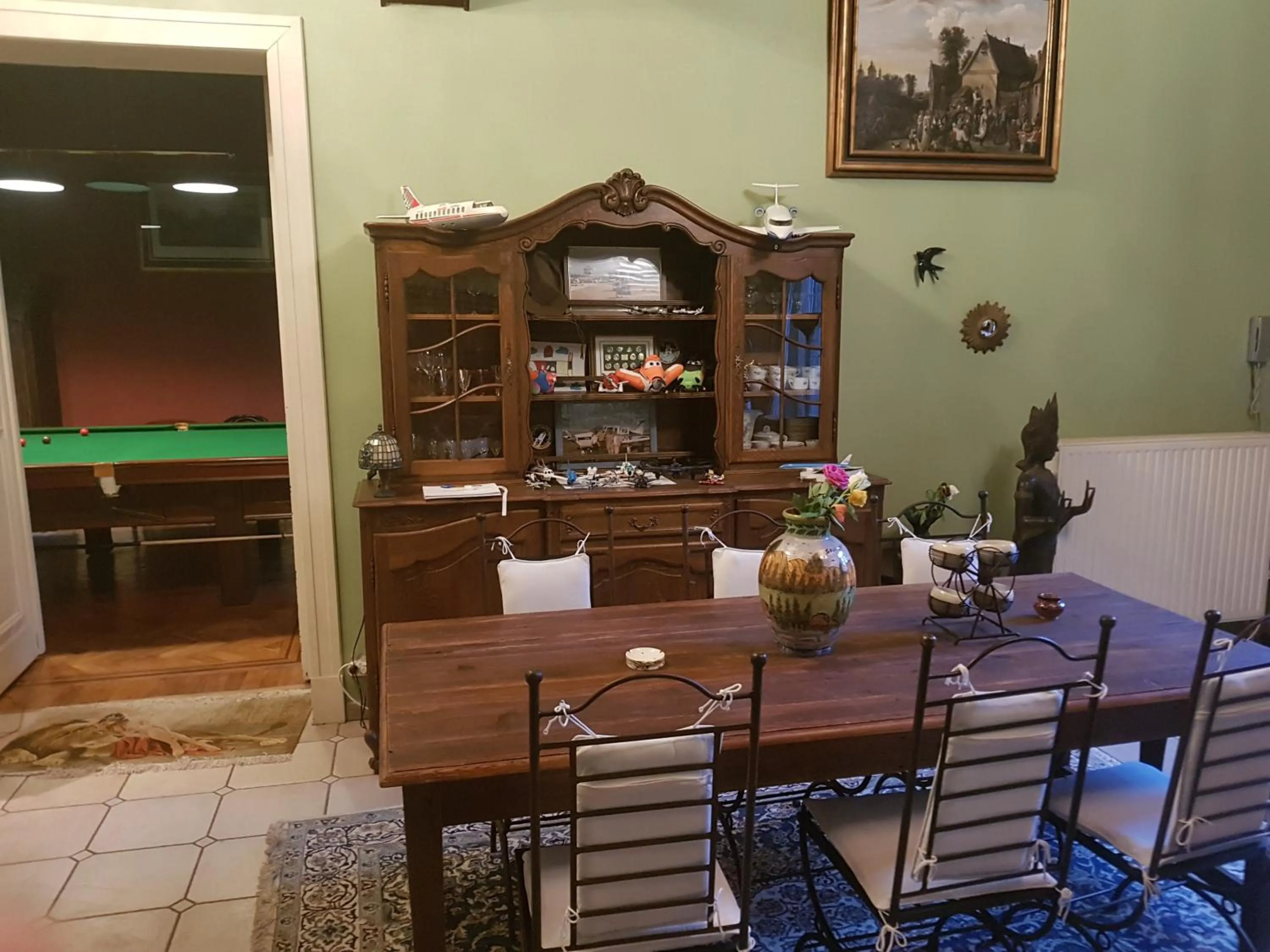 Dining area in Château Lambert Moulinsart Hotel, shuttle airport, long term parking, snooker, large terrasse, dinner, breakfast