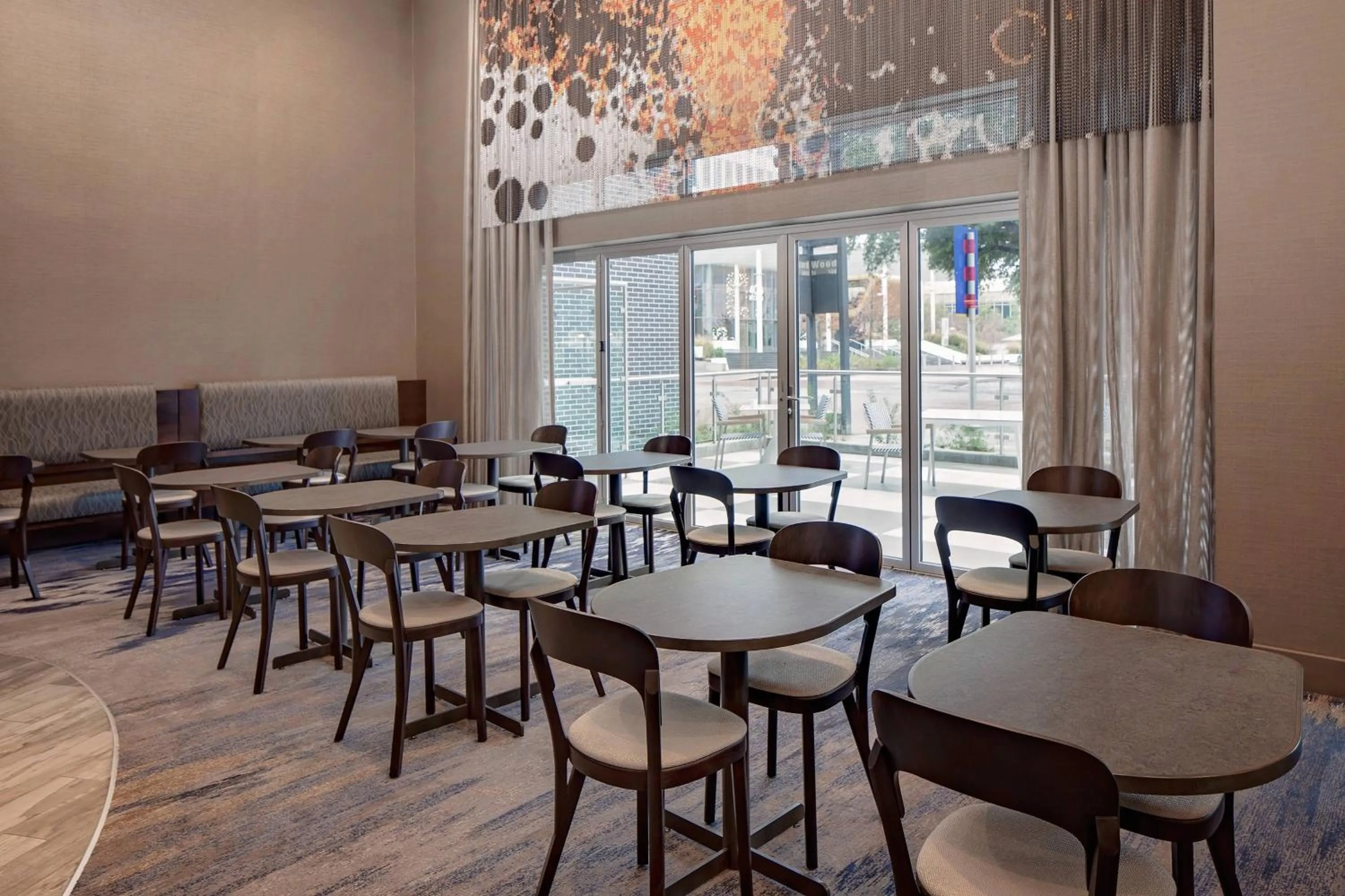 Restaurant/places to eat in Courtyard by Marriott Dallas Downtown/Reunion District