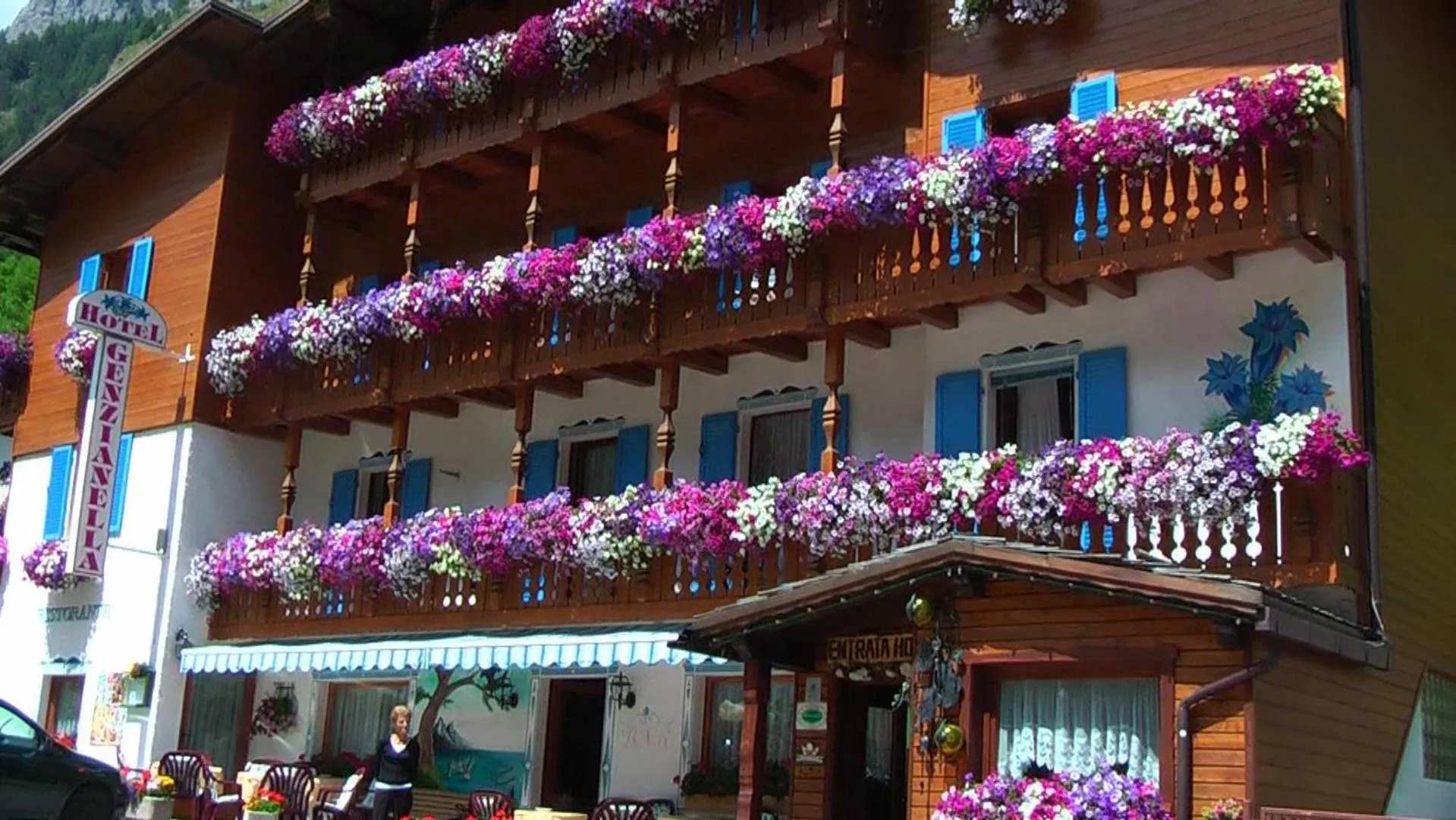 Facade/entrance in Albergo Genzianella